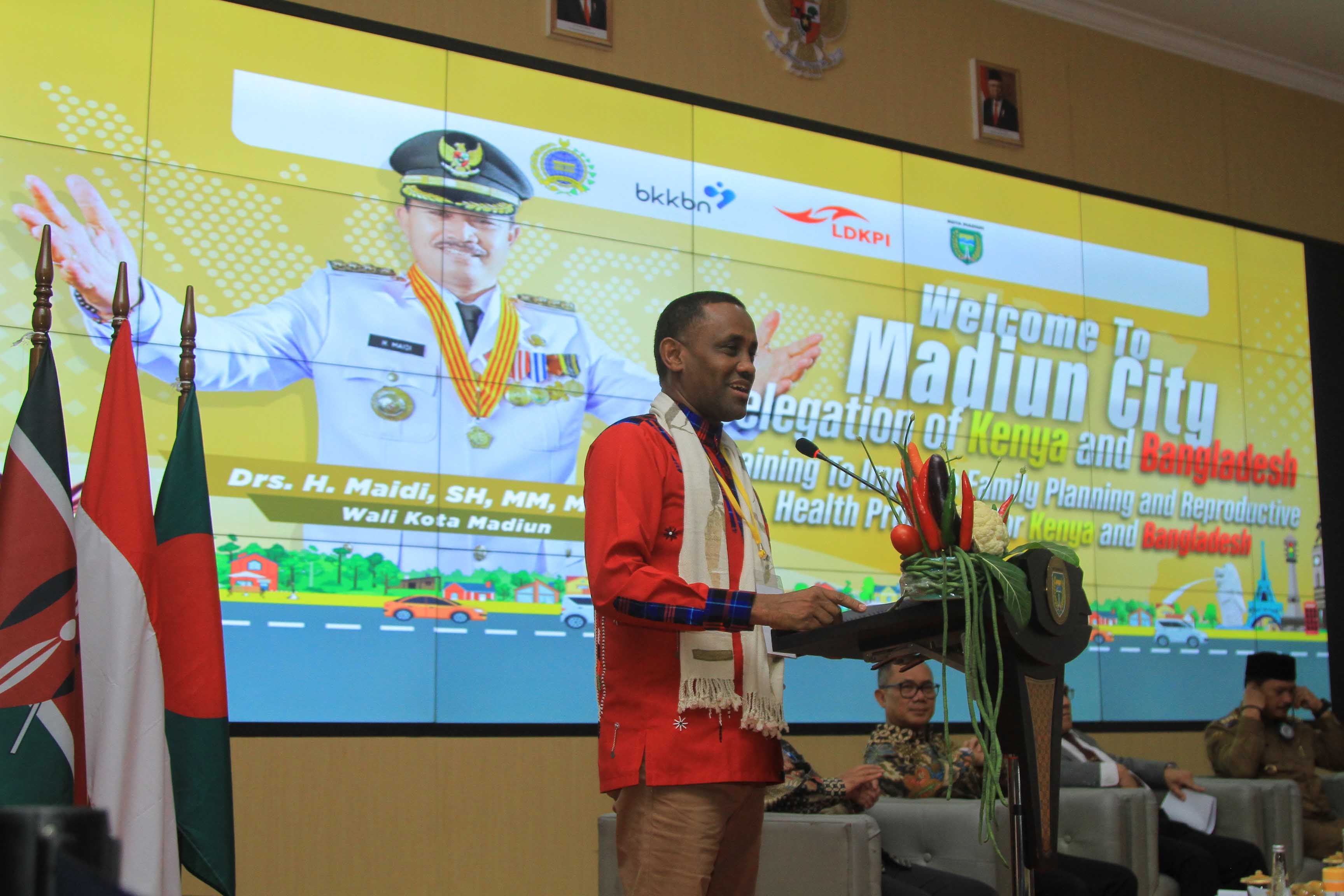 BERTUKAR ILMU: Delegasi Republik Kenya dan Bangladesh mengikuti agenda pemaparan program KB pasca-persalinan dan penurunan stunting di GCIO kemarin (18/9).&nbsp;(BAGAS BIMANTARA/RADAR MADIUN)