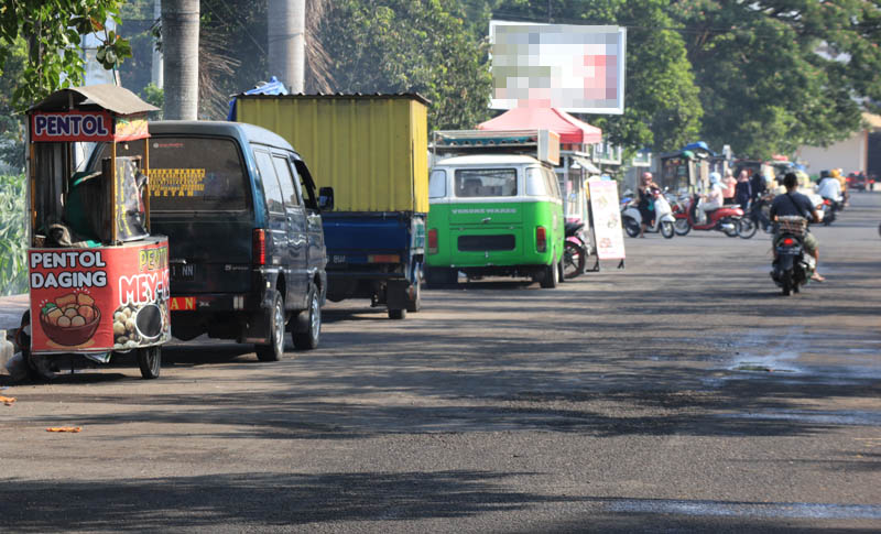 ABAI: Sejumlah oknum PKL nakal di tepi Jalan Suromenggolo sengaja meninggalkan tempat jualan. (SUGENG DWI N./JAWA POS RADAR PONOROGO)