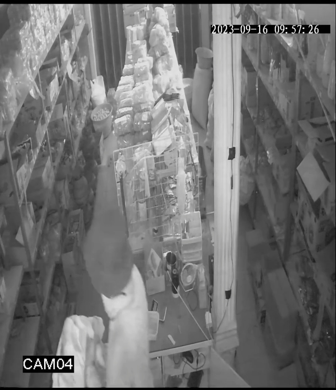 DICONGKEL MALING: Aksi pencurian bermodus tukang rosok di toko sembako yang ada di Desa Nglandung, Kecamatan Geger terekam kamera CCTV pemilik toko, Sabtu (16/9) lalu. (DIAN RAHAYU/RADAR CARUBAN)