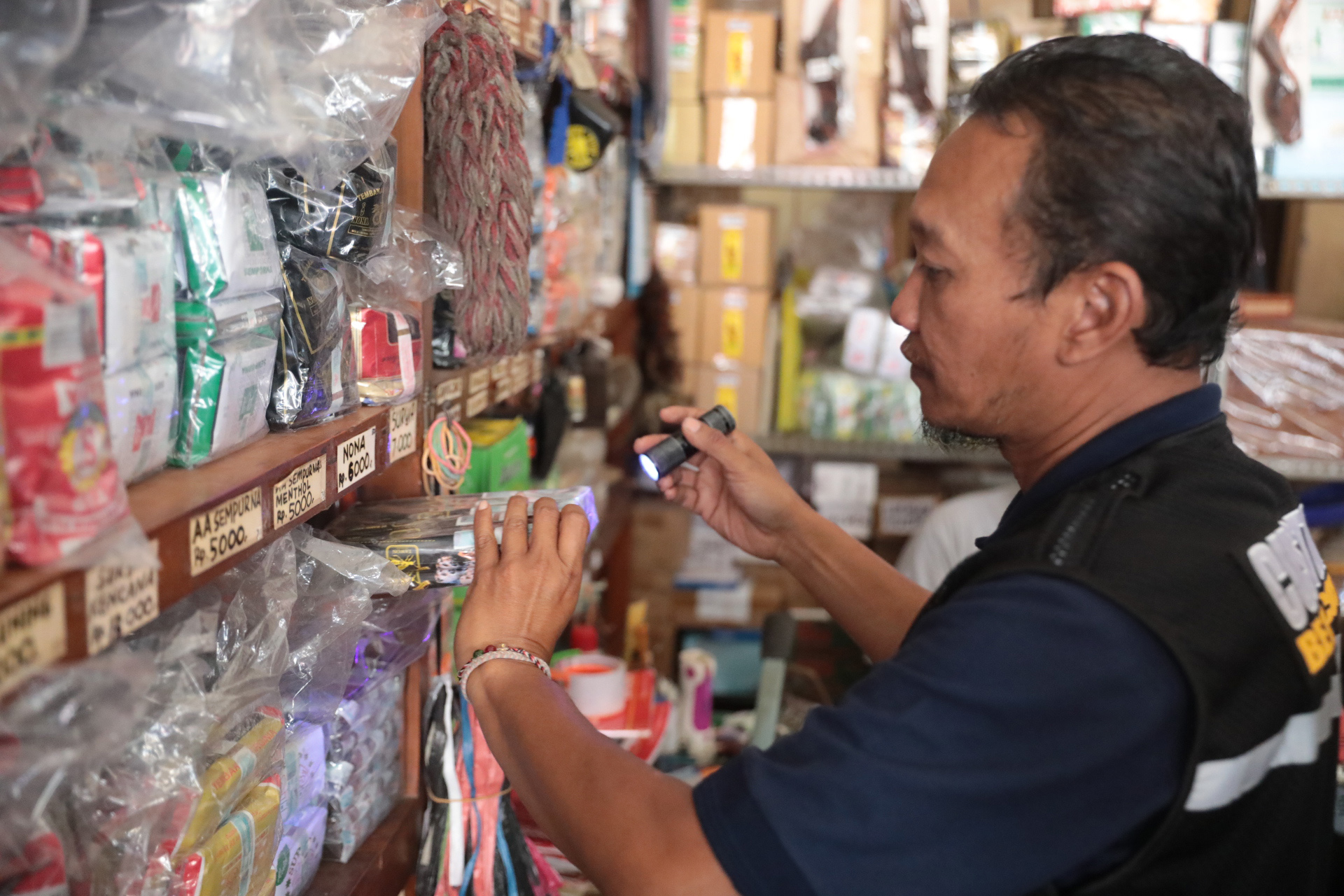 AWASI: Petugas KPPBC Madiun dan Satpol PP menggelar operasi rokok ilegal di sejumlah toko kelontong serta grosir kemarin (19/9). (DISKOMINFO UNTUK RADAR MADIUN)