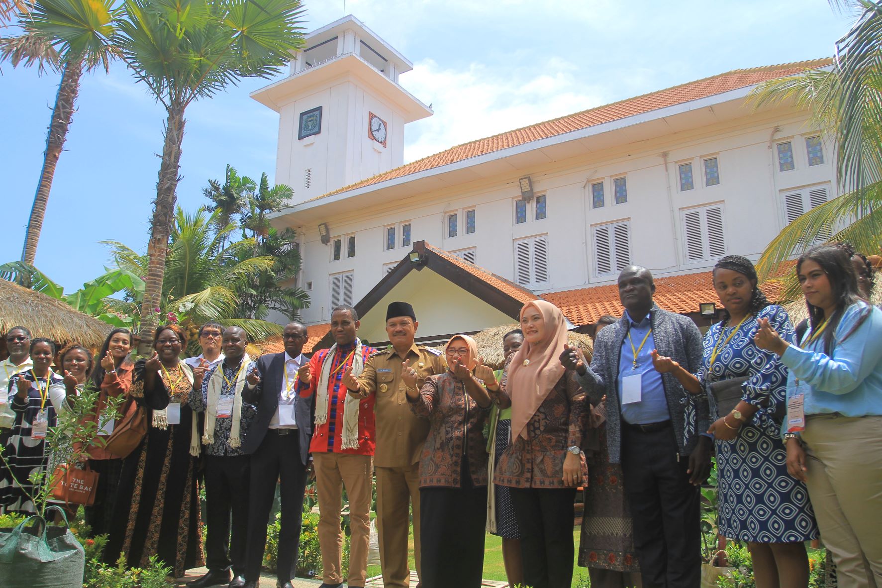 SAMBUT HANGAT: Wali Kota Madiun Maidi bersama para delegasi dari Kenya dan Bangladesh, di Balai Kota Madiun. (BAGAS BIMANTARA/RADAR MADIUN)