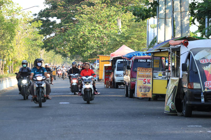RAMAI: Pedagang kaki lima (PKL) di Jalan Baru terus bertambah seiring meningkatkan aktivitas ekonomi di kawasan tersebut. (SUGENG DWI N./JAWA POS RADAR PONOROGO)