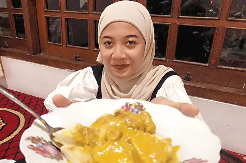 NIKMAT: Lontong bumbu ladan jadi kuliner khas yang menjadi menu wajib masyarakat Desa Suci, Kecamatan Manyar, dalam Rebo Wekasan. (LUDRY PRAYOGA/JAWA POS)