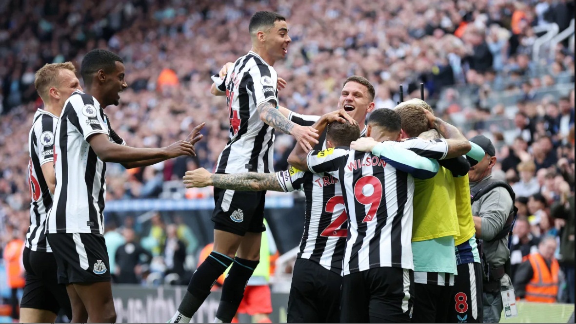Para pemain Newcastle United merayakan kemenangan lawan Brighton & Hove Albion. (Alex Livesey/Getty Images)