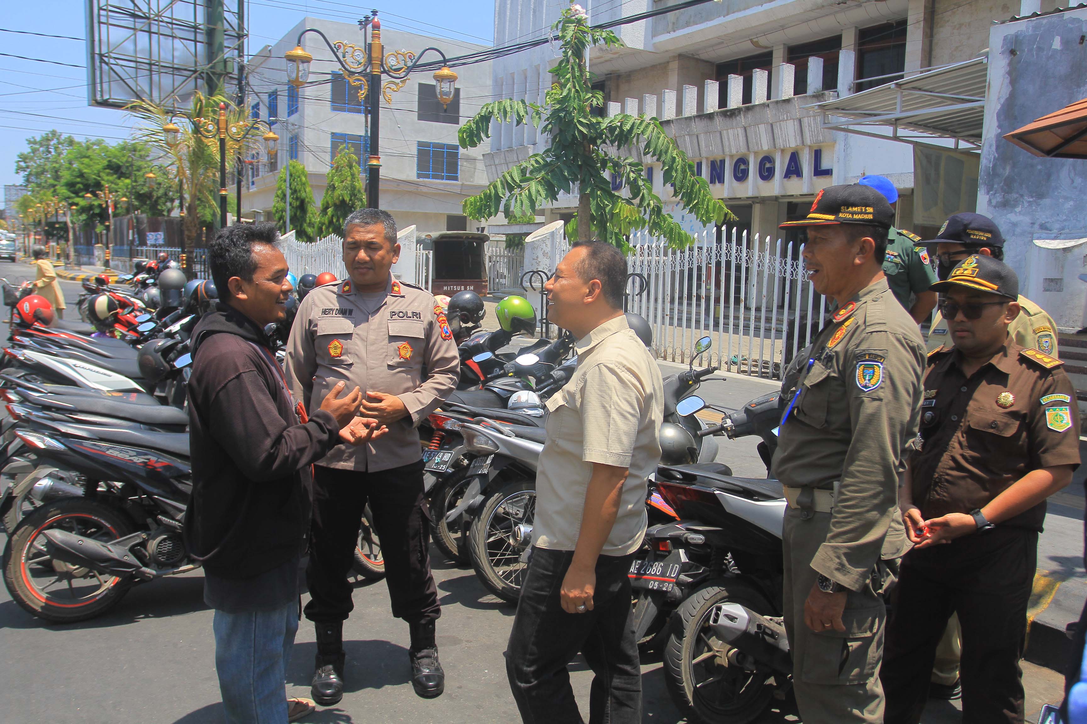 PRIITT: Tim Satgas Saber Pungli ketika melakukan sidak dugaan pungli parkir di Jalan dr Soetomo dan kawasan alun-alun kemarin (19/9).&nbsp;(BAGAS BIMANTARA/RADAR MADIUN)