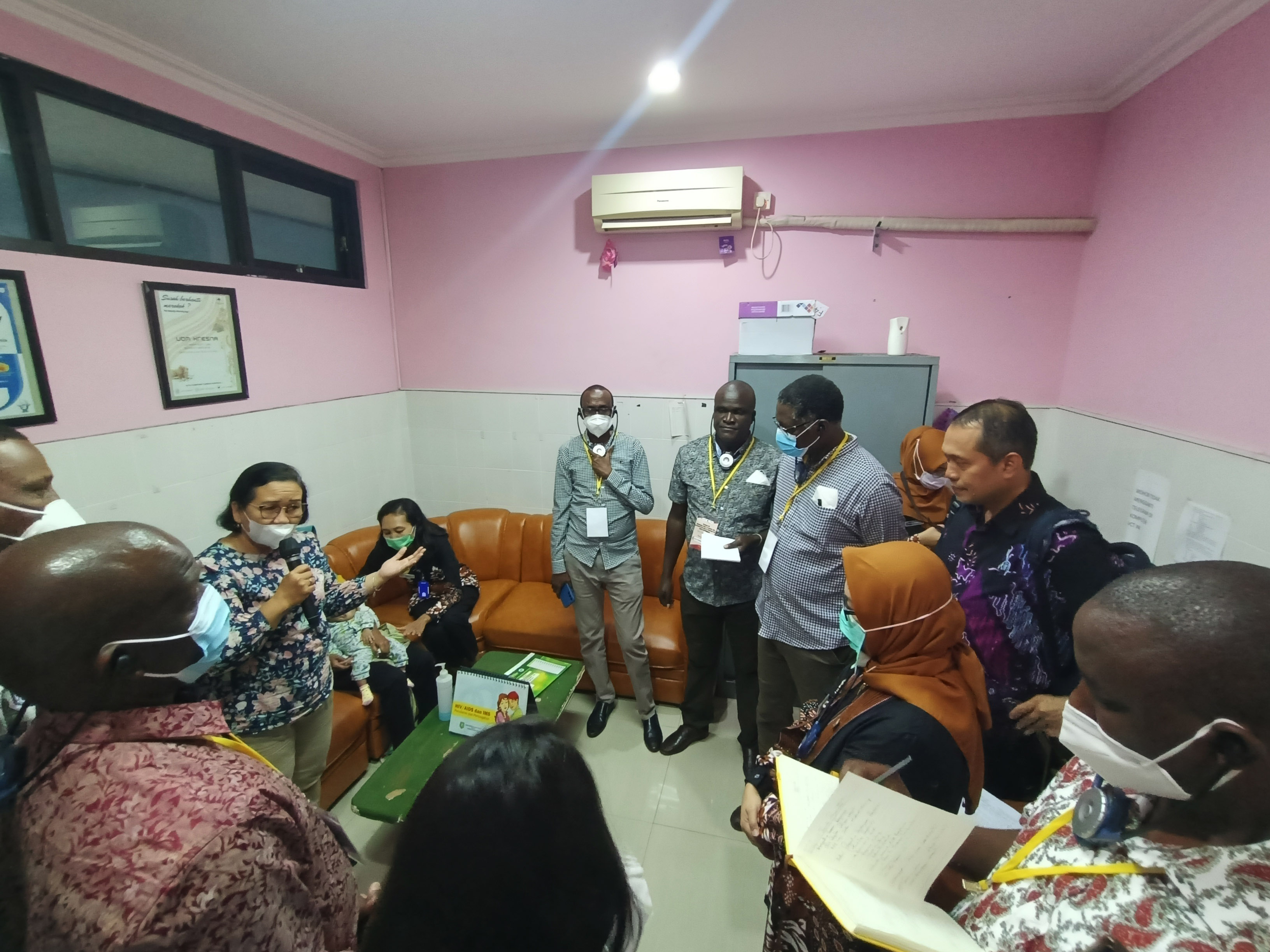 FASKES: Delegasi Republik Kenya-Bangladesh mengunjungi ruang konseling yang ada di Puskesmas Sukosari kemarin (20/9).&nbsp;(HENGKY RISTANTO/RADAR MADIUN)