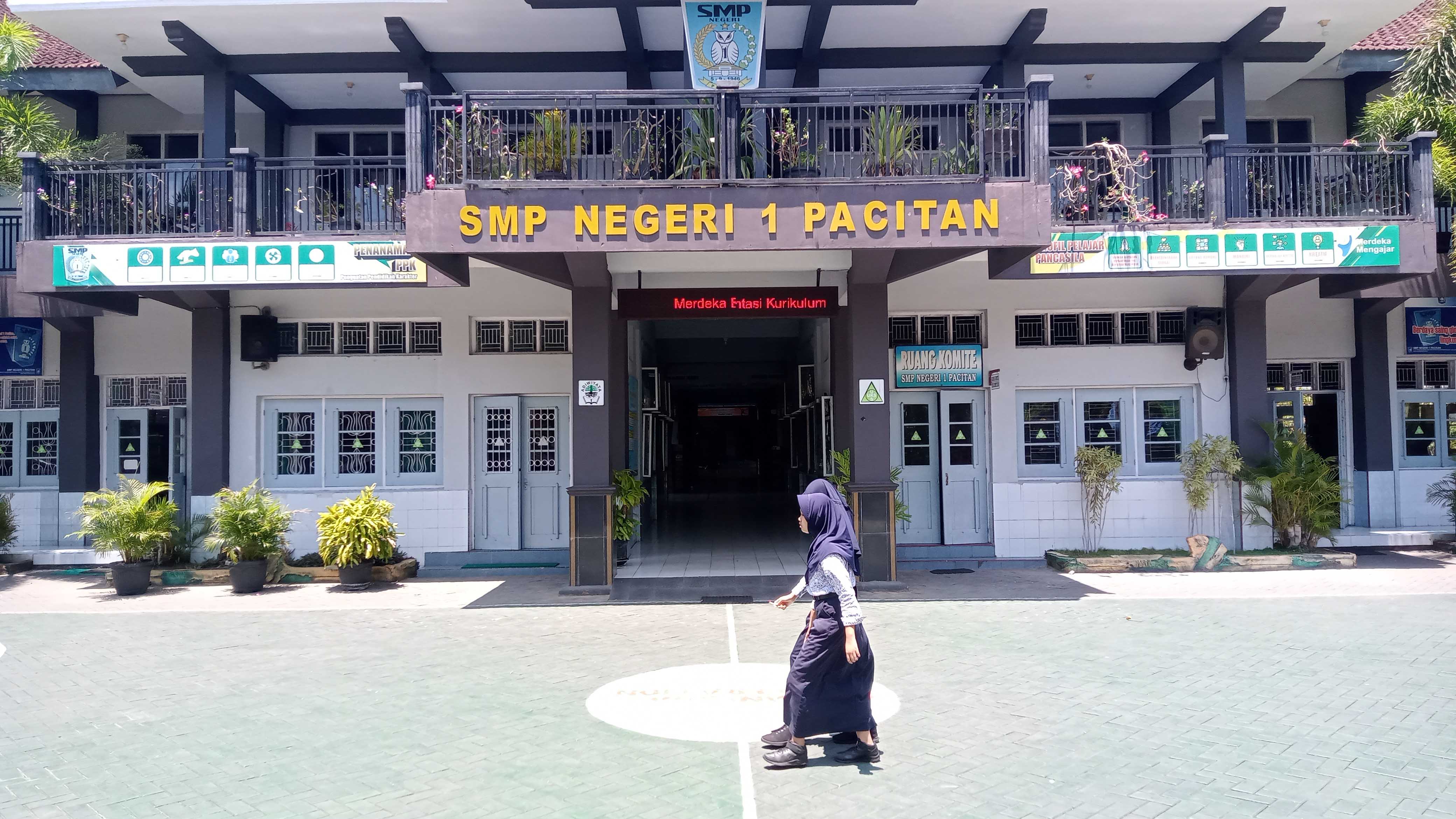 BERPOLEMIK: Wali murid SMPN 1 Pacitan protes tingginya nilai sumbangan komite. (NUR CAHYONO/RADAR PACITAN)