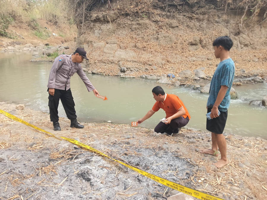 LOKASI NAHAS: Polisi menunjukan TKP orang tenggelam di sungai Mbojan kemarin. (APRILITA SARI/JAWA POS RADAR MAGETAN)