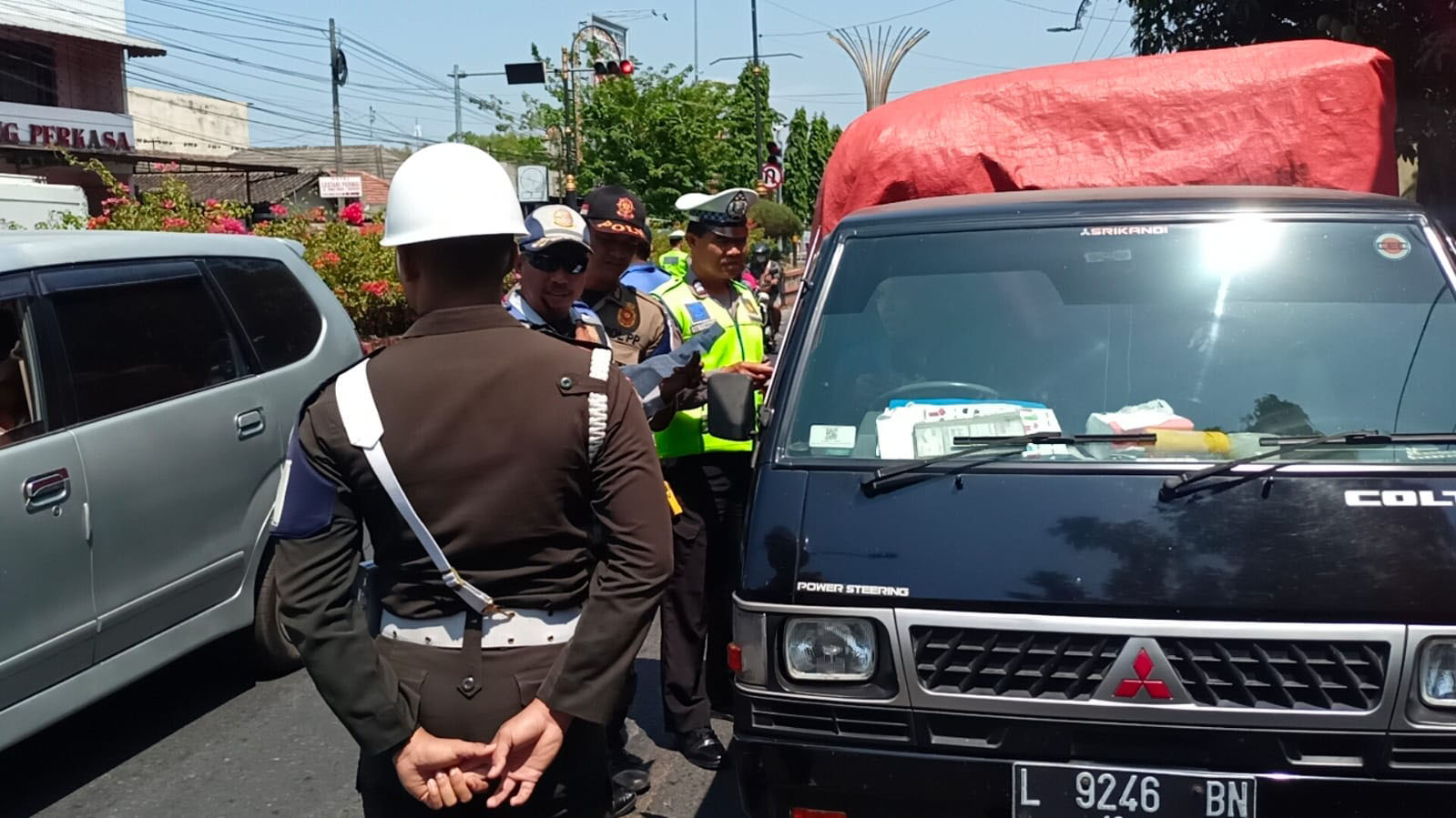 MELANGGAR: Petugas dishub, satpol pp dan Satlantas Polres Madiun Kota menggelar operasi keselamatan berlalu lintas dan angkutan di Jalan Urip Sumoharjo kemarin (20/9). (DISHUB KOTA MADIUN)