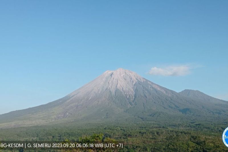 AKTIVITAS MENINGKAT: Gunung Semeru diguncang gempa erupsi pada Rabu pagi. (ANTARA)