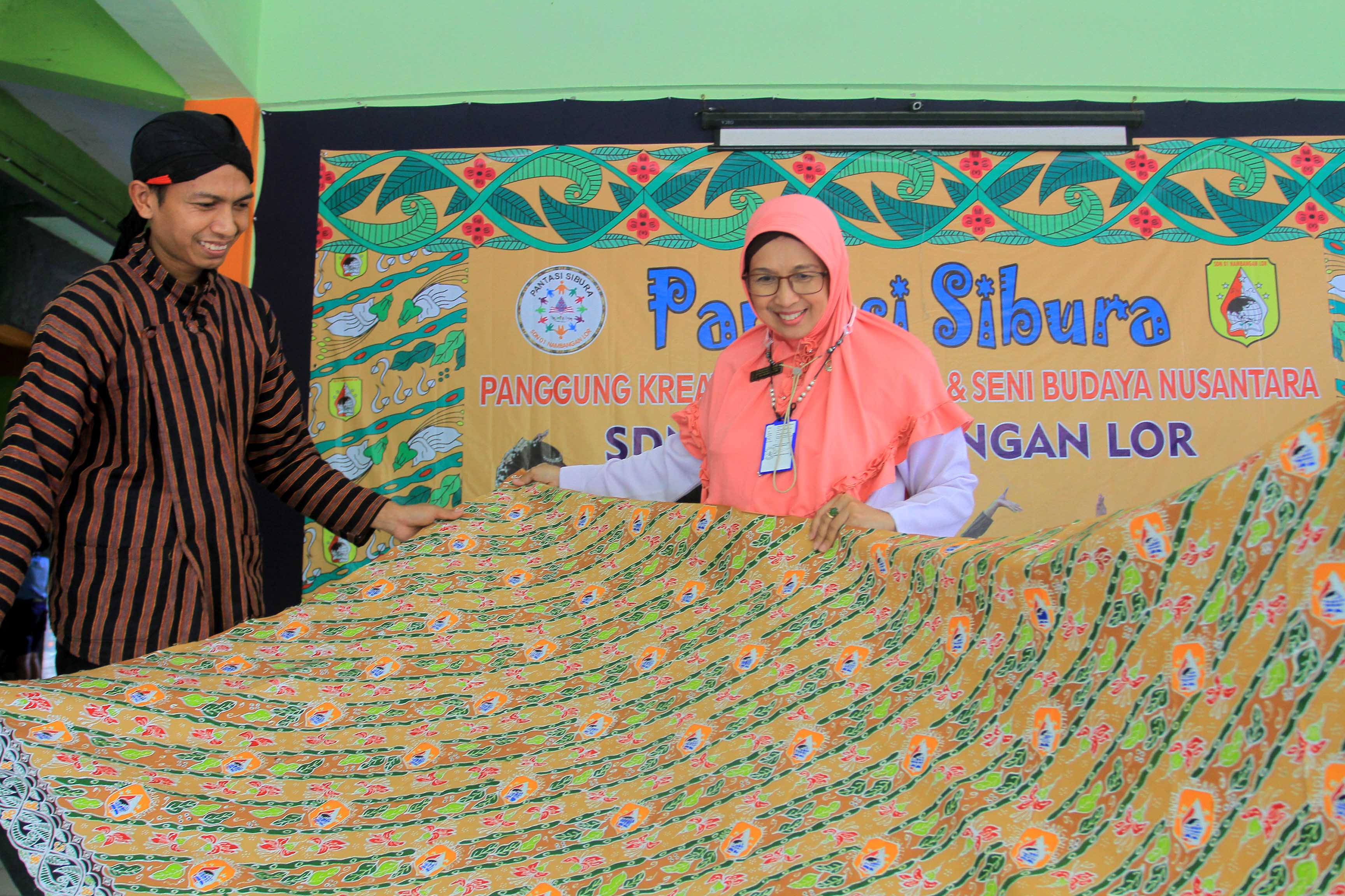 KREATIF: Kain batik Parang Nalosa dengan motif pecel menjadi branding sekaligus seragam khas SDN 01 Nambangan Lor. (BAGAS BIMANTARA/RADAR MADIUN)
