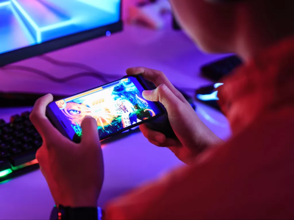 Ilustrasi seseorang main mobile game. (MyGaming)