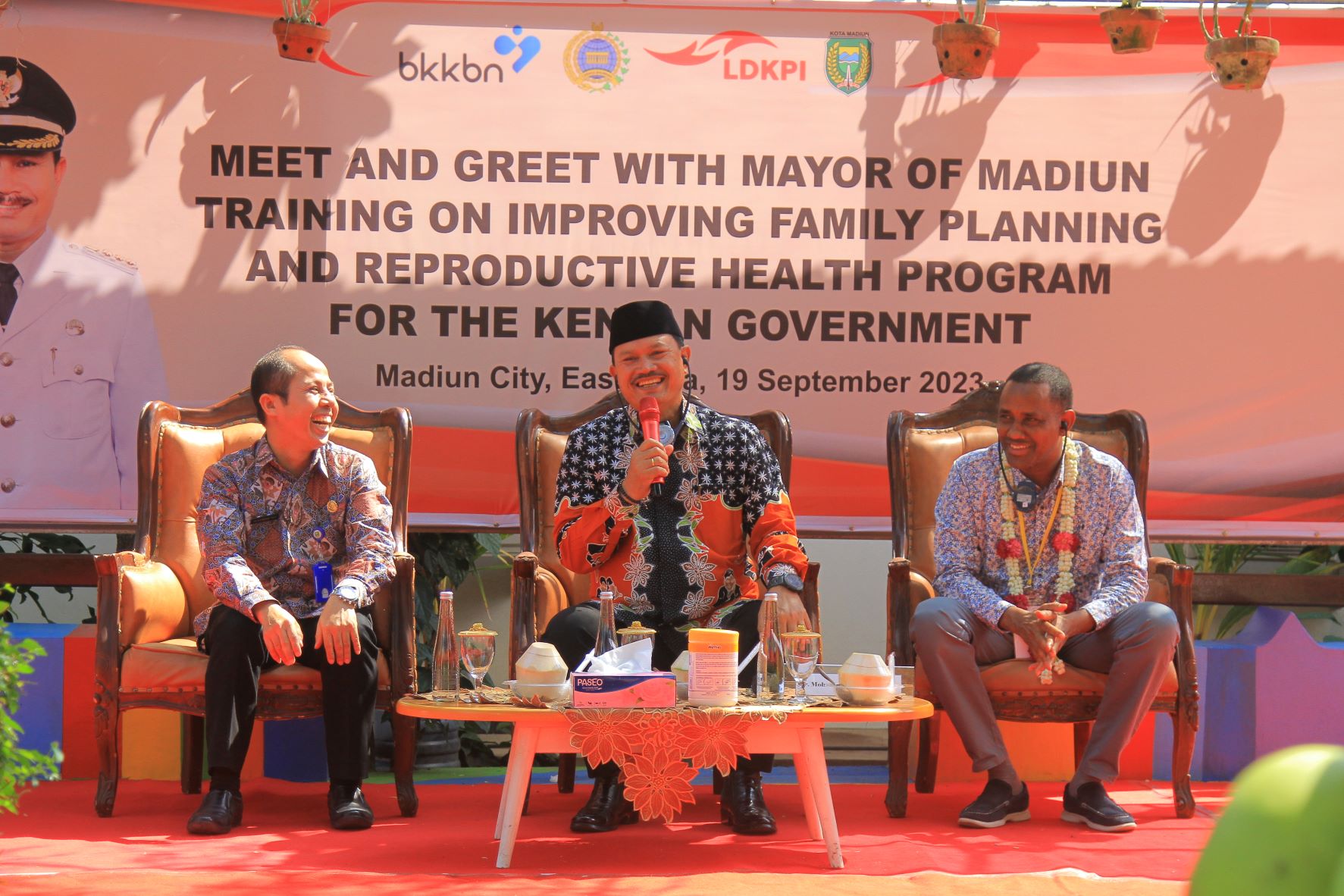 SERAP ILMU: Dari kiri, Direktur RSUD Kota Madiun dr Muhammad Nur, wali kota Maidi dan Director General for The NCPD of Kenya Muhamed Abdikadir Syeich. (BAGAS BIMANTARA/RADAR MADIUN)