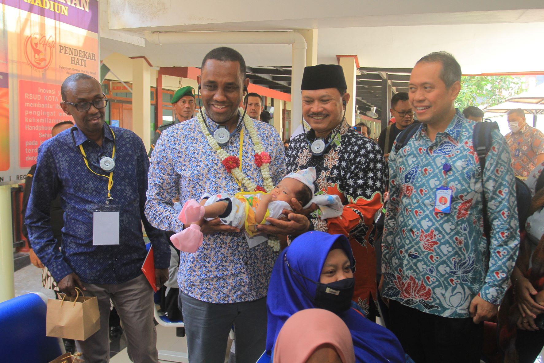 (BAGAS BIMANTARA/RADAR MADIUN)  KELUARGA BERENCANA: Wali Kota Maidi bersama dengan delegasi Republik Kenya-Bangladesh menggendong seorang bayi di RSUD Kota Madiun kemarin (19/9).