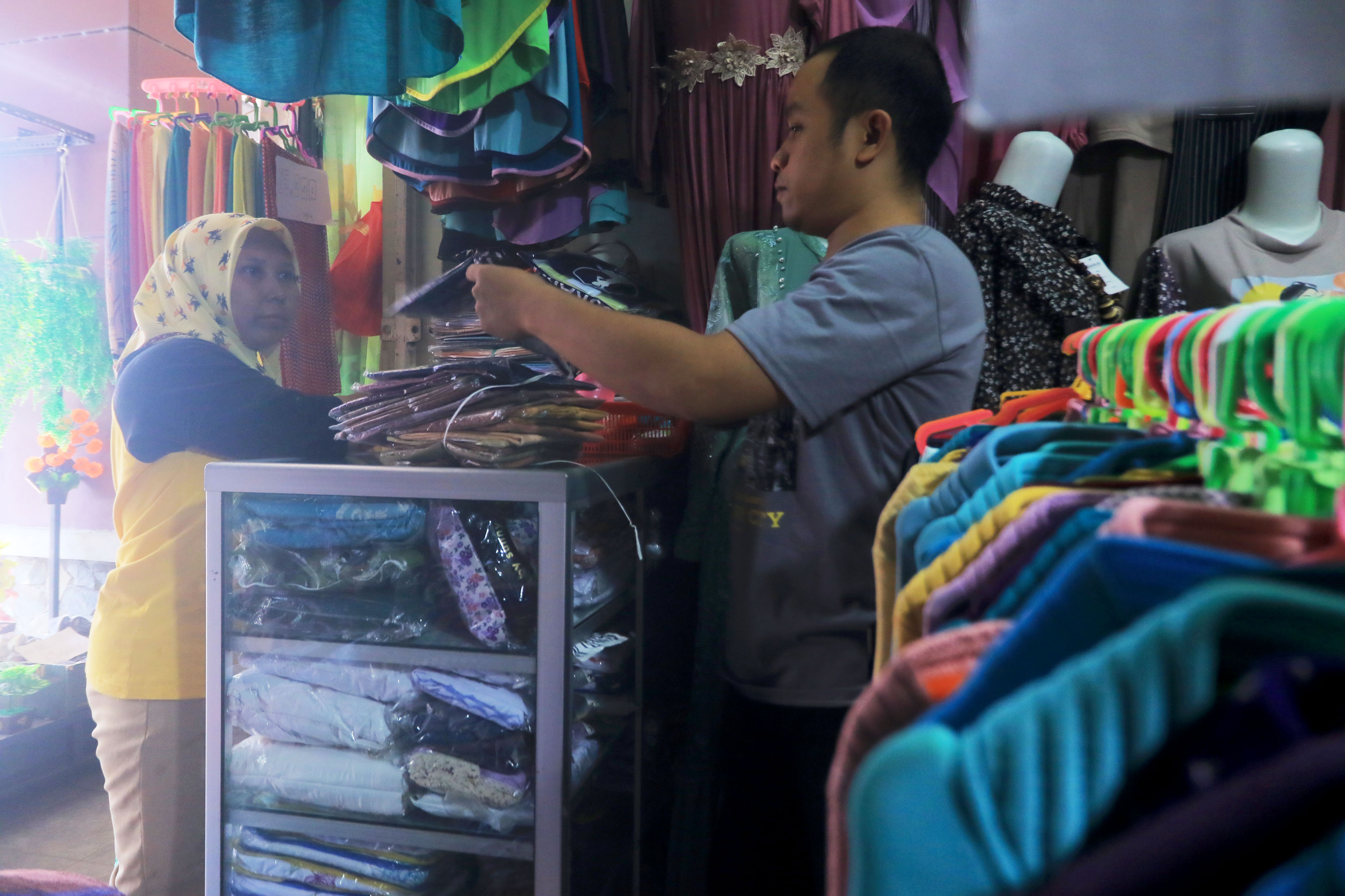 CASHLESS: Aktivitas perdagangan di Pasar Sambirejo, Kecamatan Jiwan yang kini menjadi salah satu pasar yang menerapkan e-retribusi.&nbsp;(DIAN RAHAYU/JAWA POS RADAR CARUBAN)&nbsp;