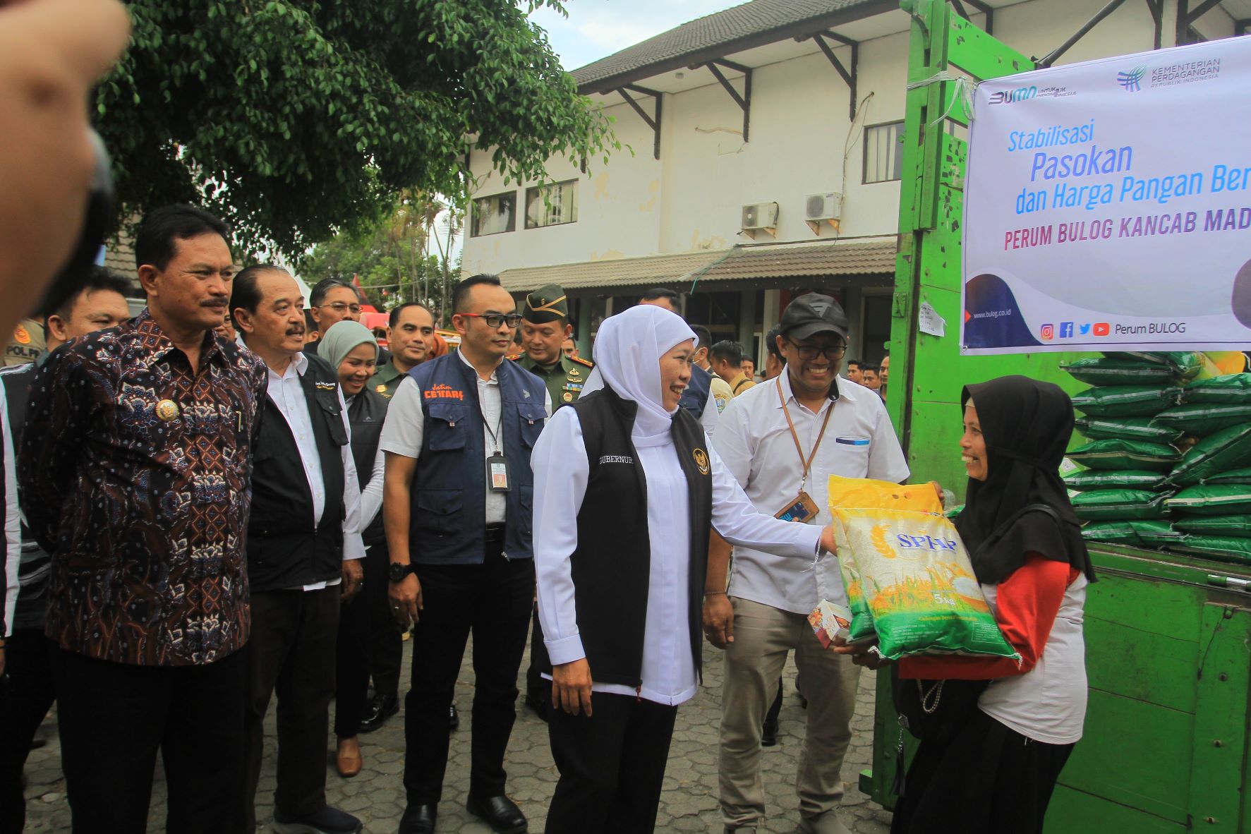 SPHP: Gubernur Jatim Khofifah Indar Parawansa saat meninjau pelaksanaan operasi pasar murah di Bakorwil I Madiun kemarin (19/9).&nbsp;(BAGAS BIMANTARA/RADAR MADIUN)