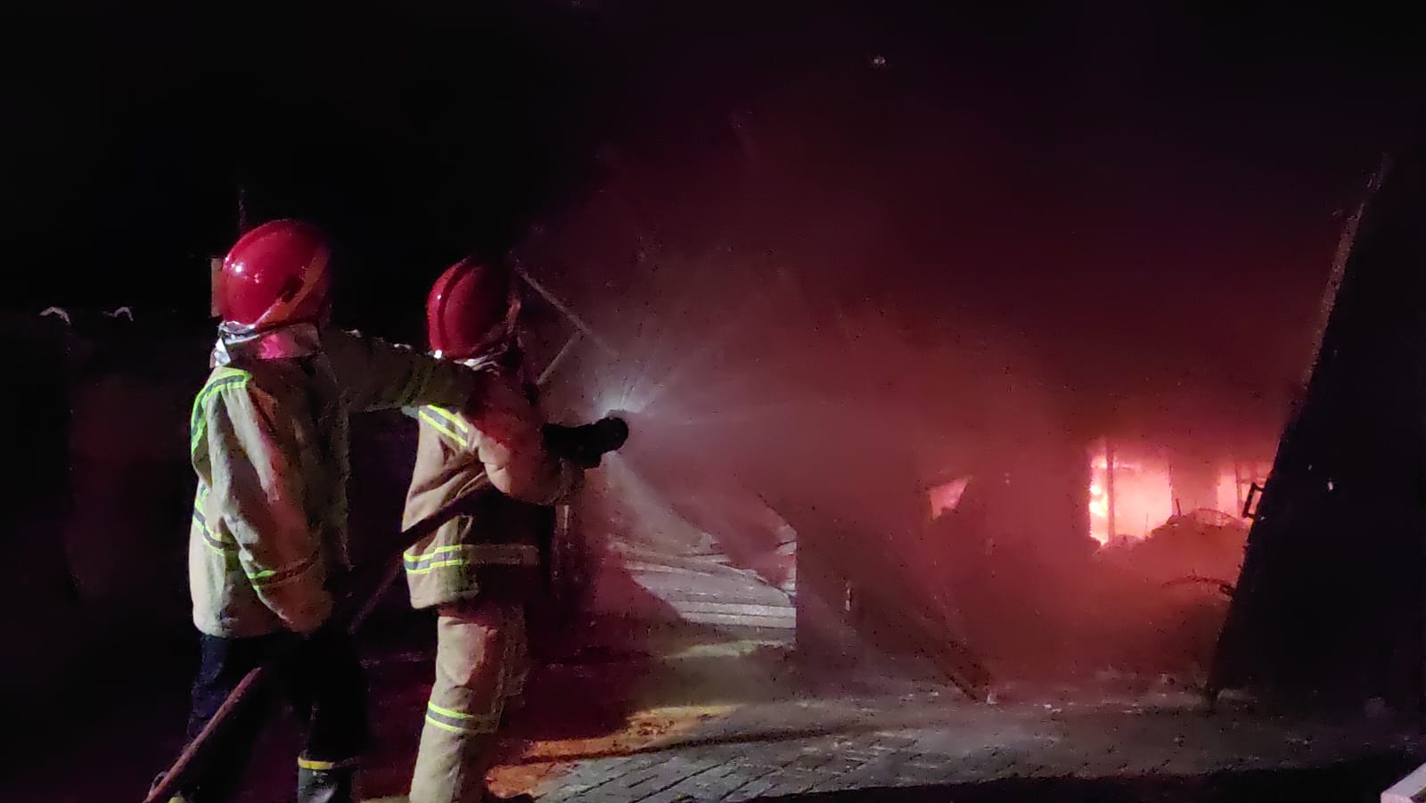 MEMBARA: Si jago merah melanda toko bangunan di Kedungbanteng, Pilangkenceng, Madiun, pada Rabu (20/9) malam. (DIAN RAHAYU/RADAR CARUBAN)