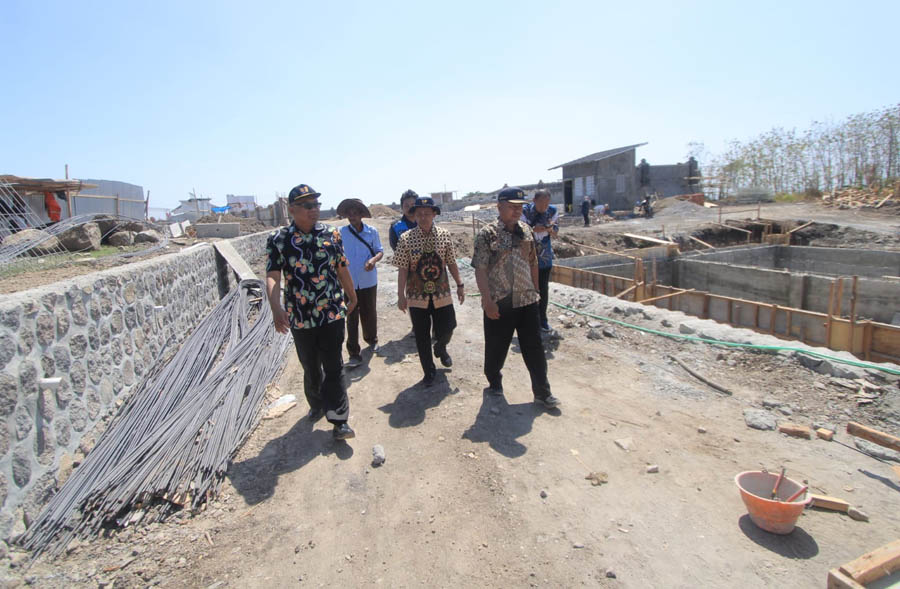 INFRASTRUKTUR: Kepala DPUPR Muhtar Wakid (berkaca mata) meninjau lokasi pembangunan IPLT kemarin. (AJI PUTRA/JAWA POS RADAR MAGETAN)