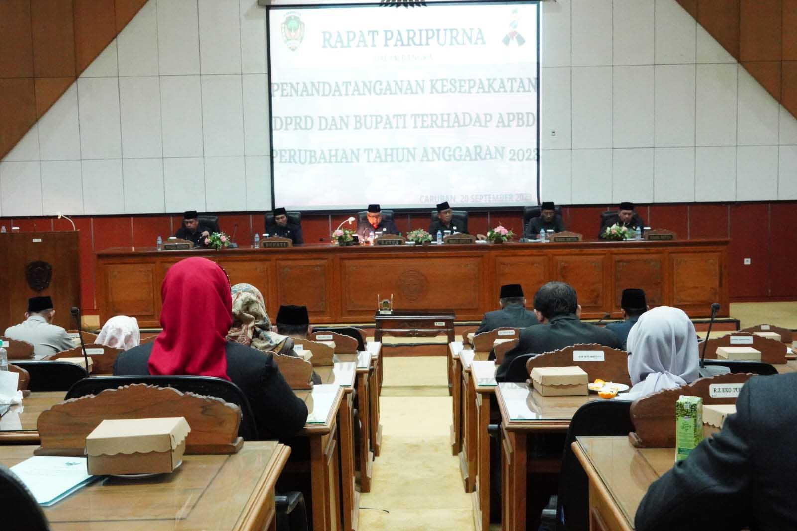 MENYIMAK: Suasana rapat paripurna di gedung DPRD Kabupaten Madiun, Rabu (20/9) malam. (BAGUS RAHADI/RADAR CARUBAN)