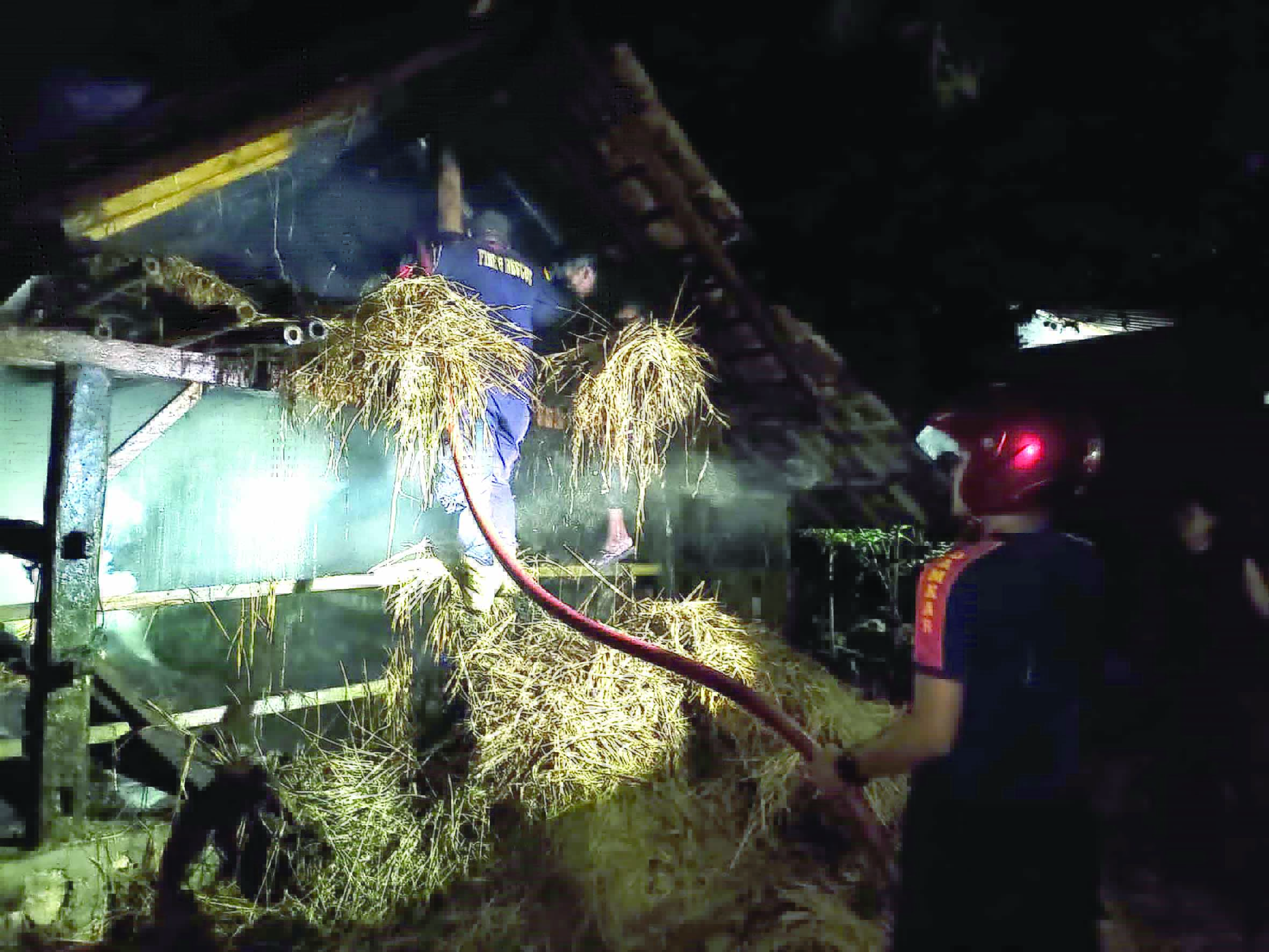 BAKAR SAMPAH: Kandang kambing milik warga Dusun Klepu, Desa/Kecamatan Punung, terbakar Rabu (20/9) petang. (DAMKAR UNTUK RADAR PACITAN)