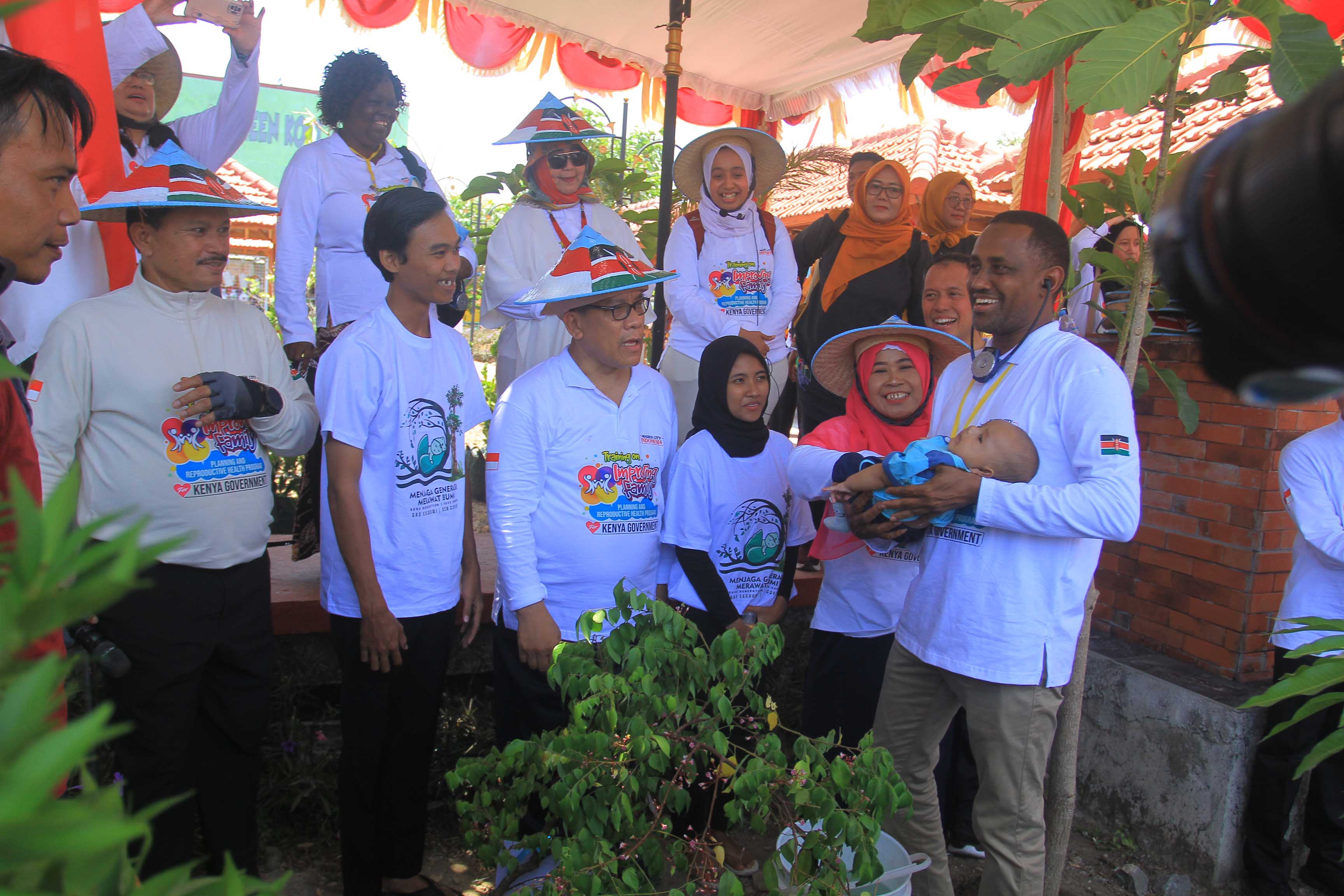 PERCONTOHAN: Rombongan delegasi Republik Kenya mengunjungi kawasan Kampung KB Sejahtera di Kelurahan Klegen, Kartoharjo kemarin (21/9). (BAGAS BIMANTARA/RADAR MADIUN)