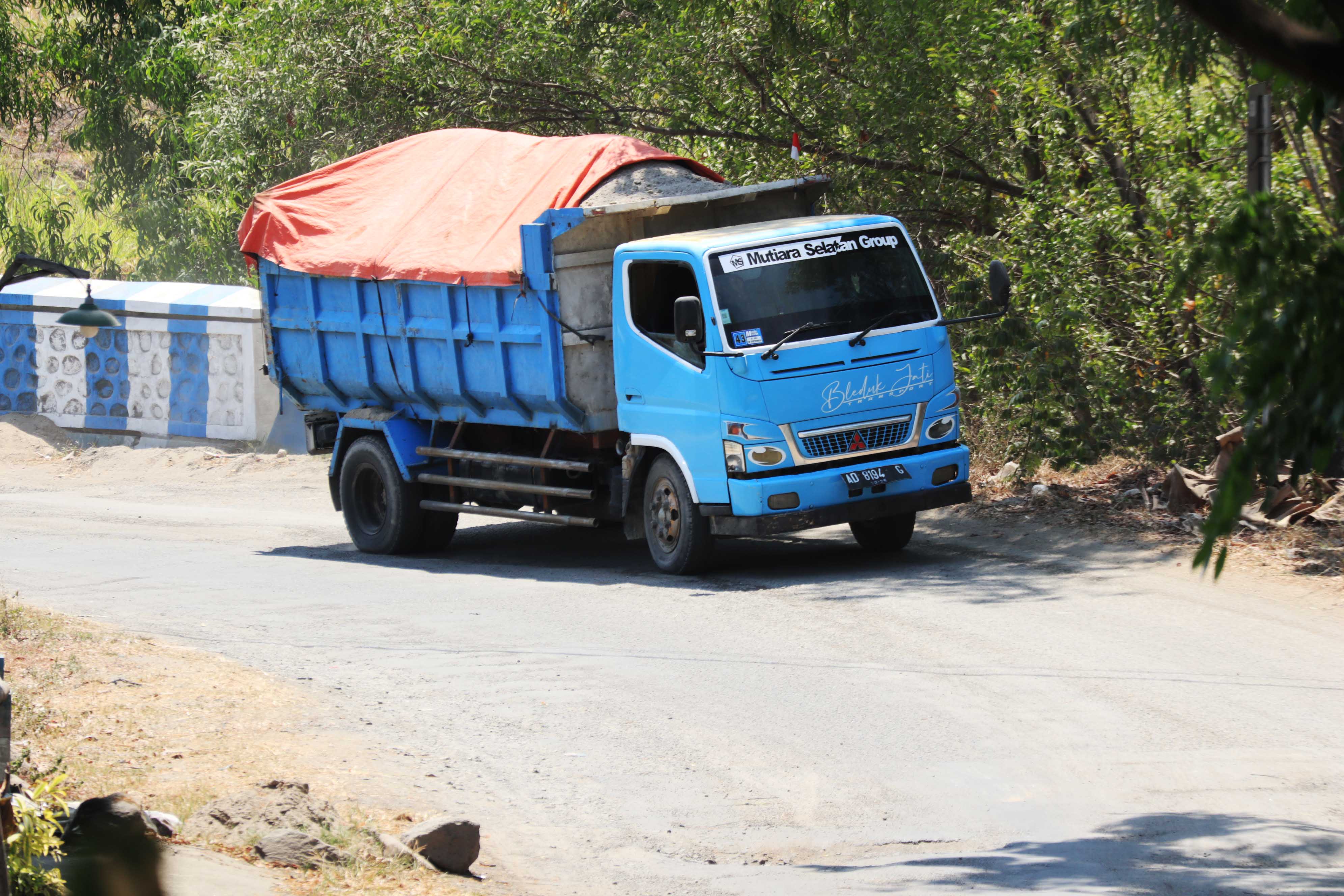 ANGKUT MUATAN : &nbsp;Truk tambang marak dijumpai di ruas-ruas jalan kabupaten di wilayah Kecamatan Jenangan dan Ngebel, Ponorogo.&nbsp;(SUGENG DWI N/JAWA POS RADAR PONOROGO)