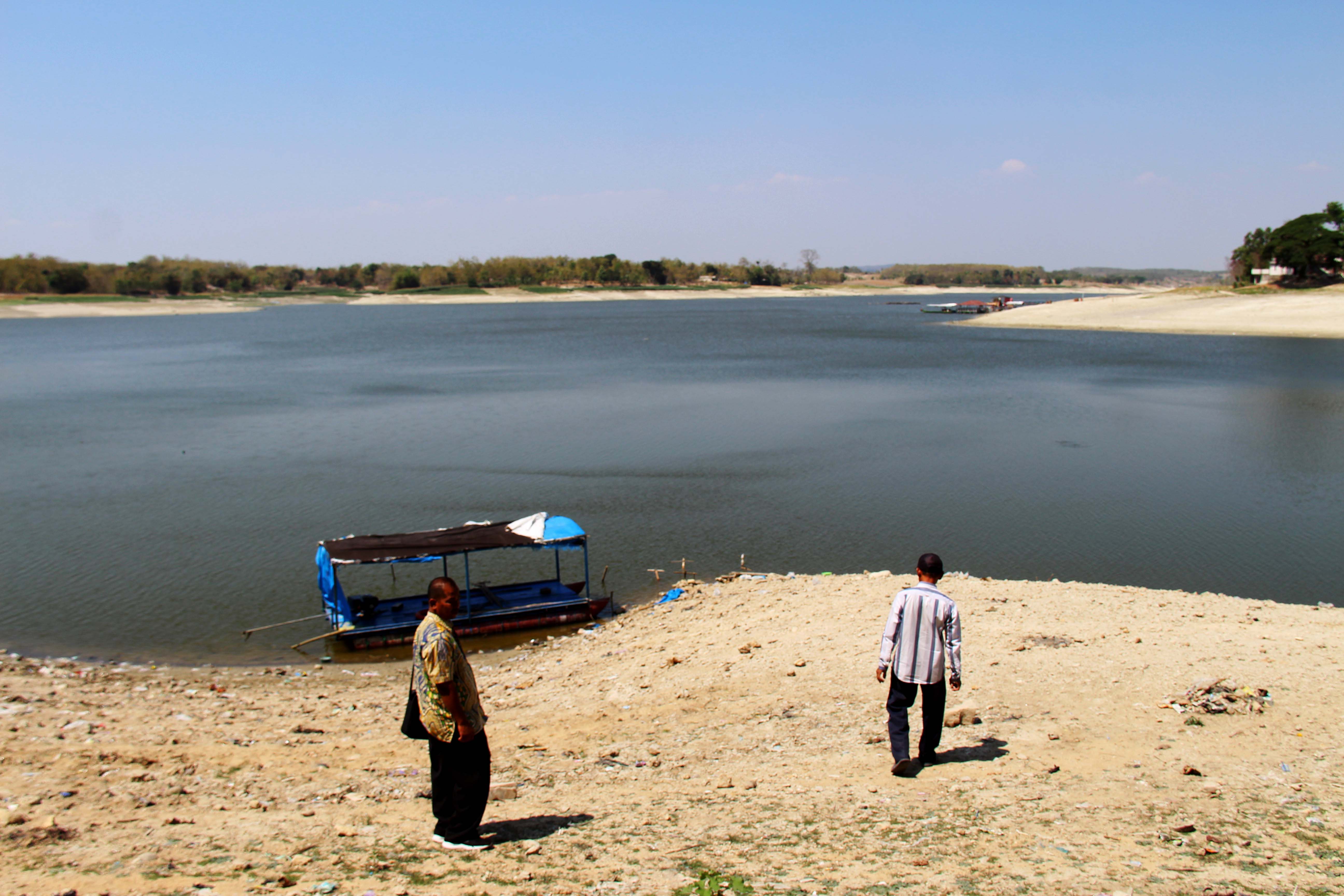 MENGERING: Debit air di Waduk Pondok di Desa Dero, Kecamatan Bringin, susut drastis.&nbsp;(ASEP SYAEFUL BACHRI/JAWA POS RADAR NGAWI)
