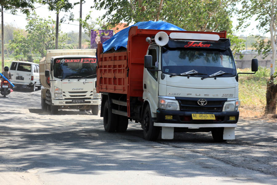 MUATAN&nbsp; TAMBANG: Puluhan truk bermuatan tambang setiap hari melintas di jalan Kecamatan Jenangan dan Ngebel. (SUGENG DWI N/JAWA POS RADAR PONOROGO)