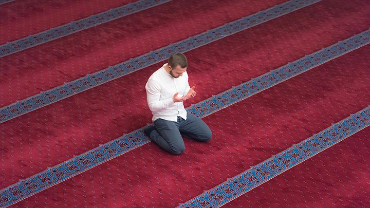 Ilustrasi berdoa di masjid (shutterstock.com)