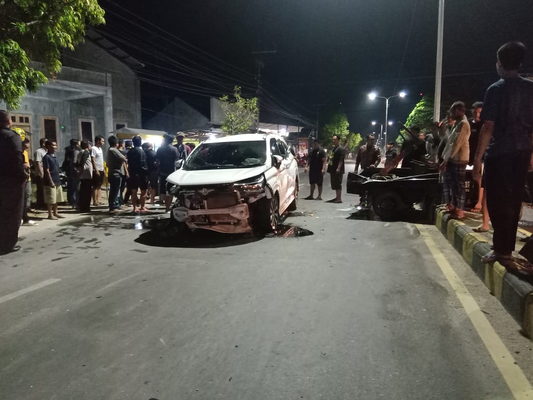 Kondisi mobil Avanza dan pikap yang terlibat laka lantas di Jalan Raya Madiun-Ponorogo masuk Desa Kaibon, Geger, Kabupaten Madiun, Jumat (22/9) malam. (Alfian untuk Radar Madiun)