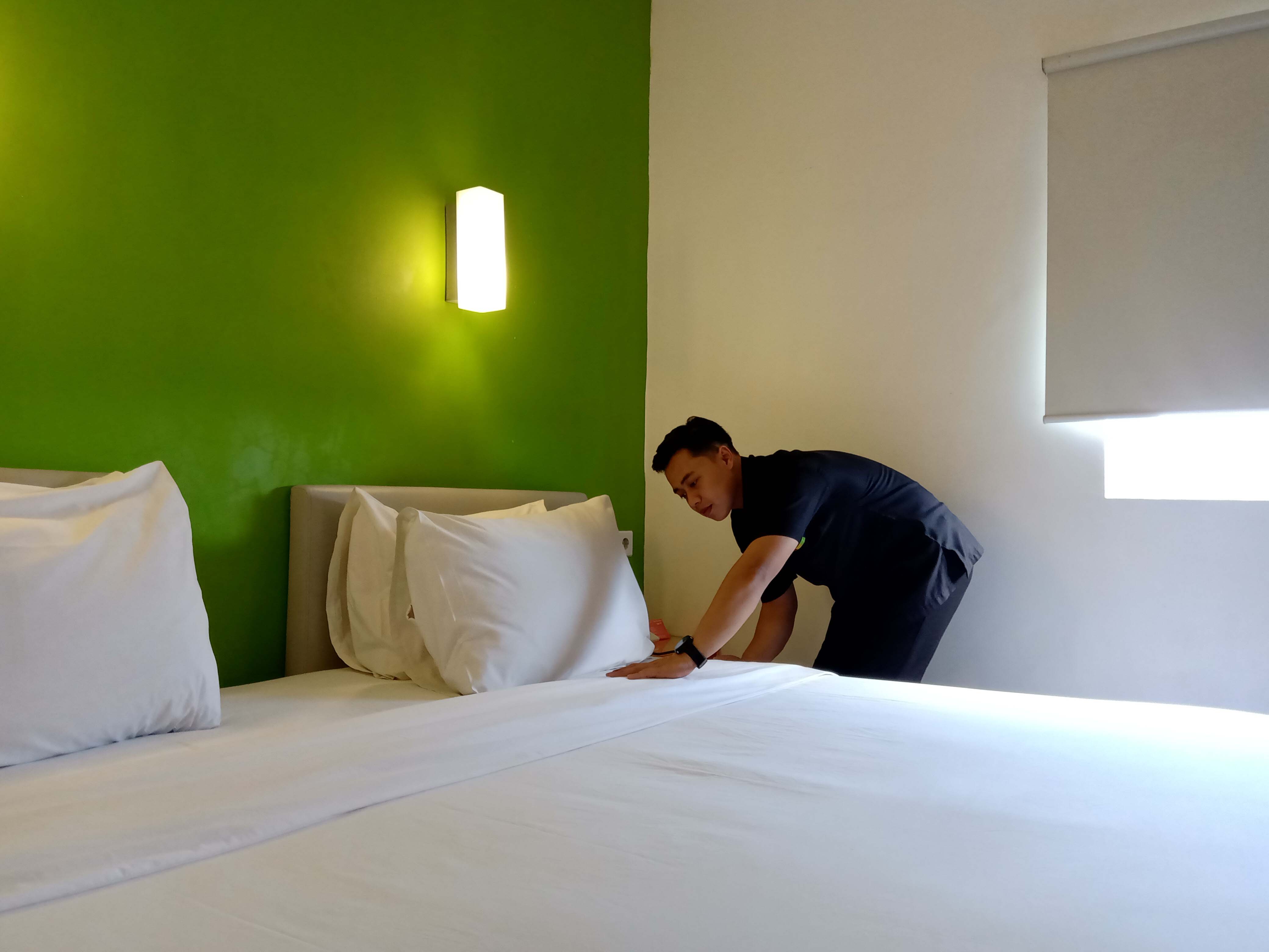 PENGINAPAN: Okupansi hunian hotel bulan ini stagnan. Tapi Hotel Amaris Ponorogo menerima pesanan kamar untuk lebaran tahun depan.&nbsp;(ALFIAN FACHRUDIN/JAWA POS RADAR PONOROGO)