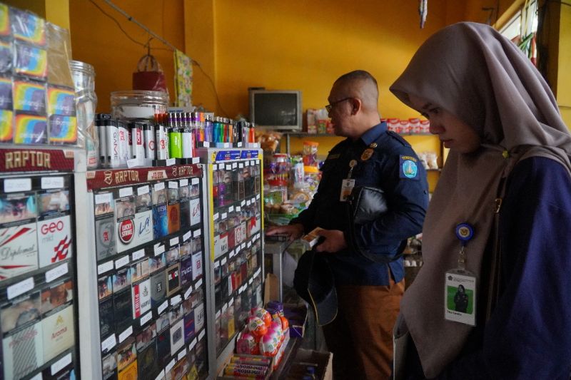RAZIA: Petugas gabungan dari KPPBC Madiun dan Satpol PP Ponorogo merazia rokok ilegal di toko dan warung di Ponorogo. (ANTARA)