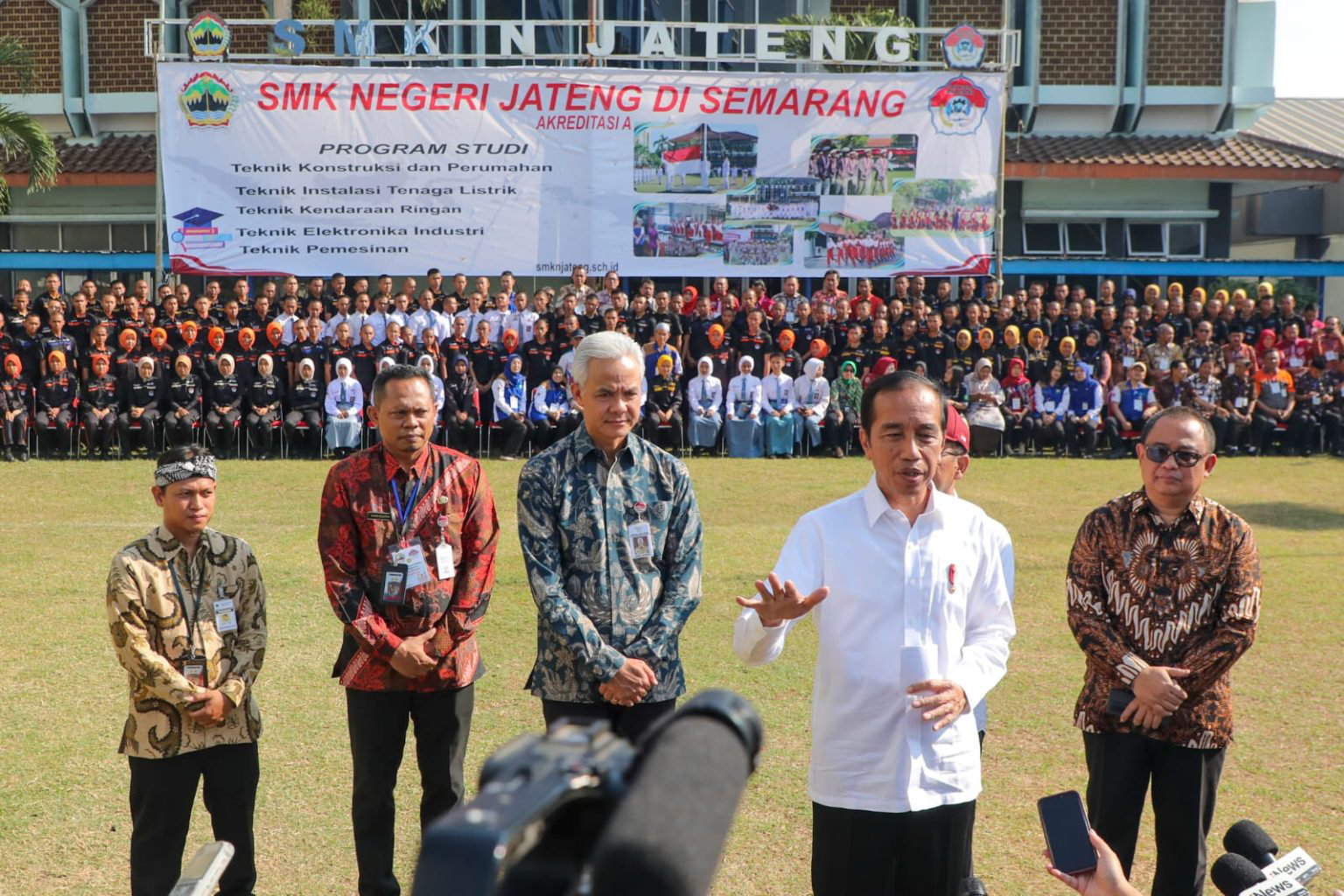 INISIATIF GANJAR: Presiden Joko Widodo (Jokowi) memeberikan keterangan usai kunjungan ke SMKN Jateng di Semarang bersama Ganjar Pranowo, Rabu (30/8) lalu.&nbsp;(HUMAS PEMPROV JATENG)
