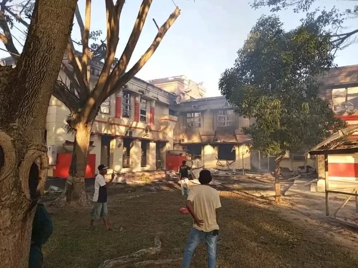 Aksi Demonstrasi Akibatkan amuk massa membakar gedung Kantor Bupati Pohuwato, Gorontalo, Kamis (21/9). (tribatanews)