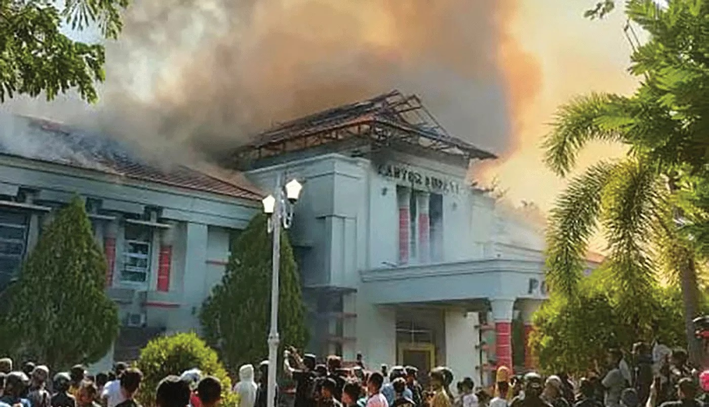 ASAP MENGEPUL : Ratusan warga memadati kantor bupati Pohuwato yang terbakar di Pahuwato, Gorontalo, kemarin (21/9). (ANTARA)
