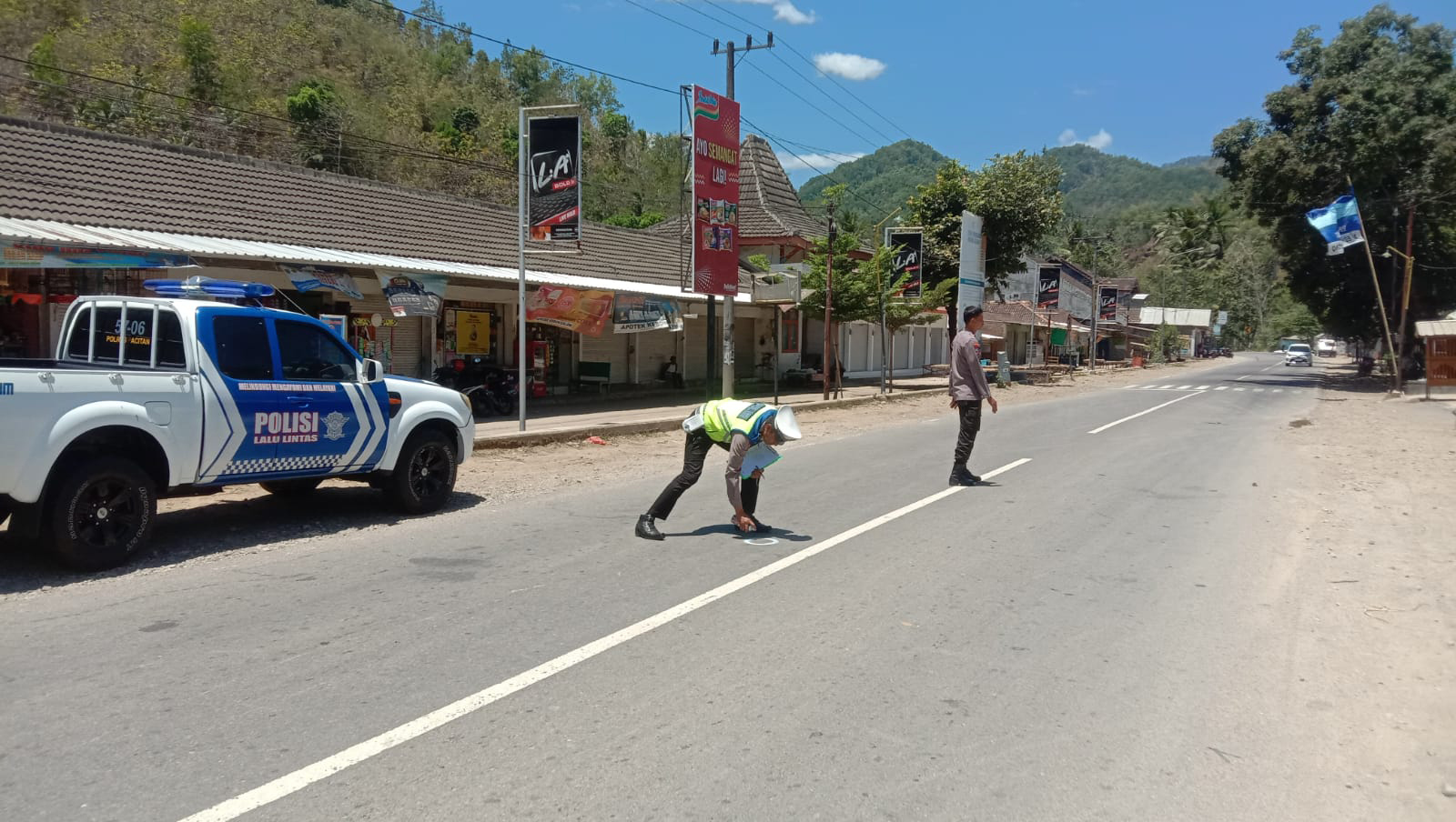 JALUR MAUT: Petugas Satlantas Polres Pacitan melakukan olah TKP laka lantas di Jalan Raya Pacitan-Ponorogo, Kebondalem, Arjosari, Jumat (22/9).&nbsp;(ISTIMEWA)