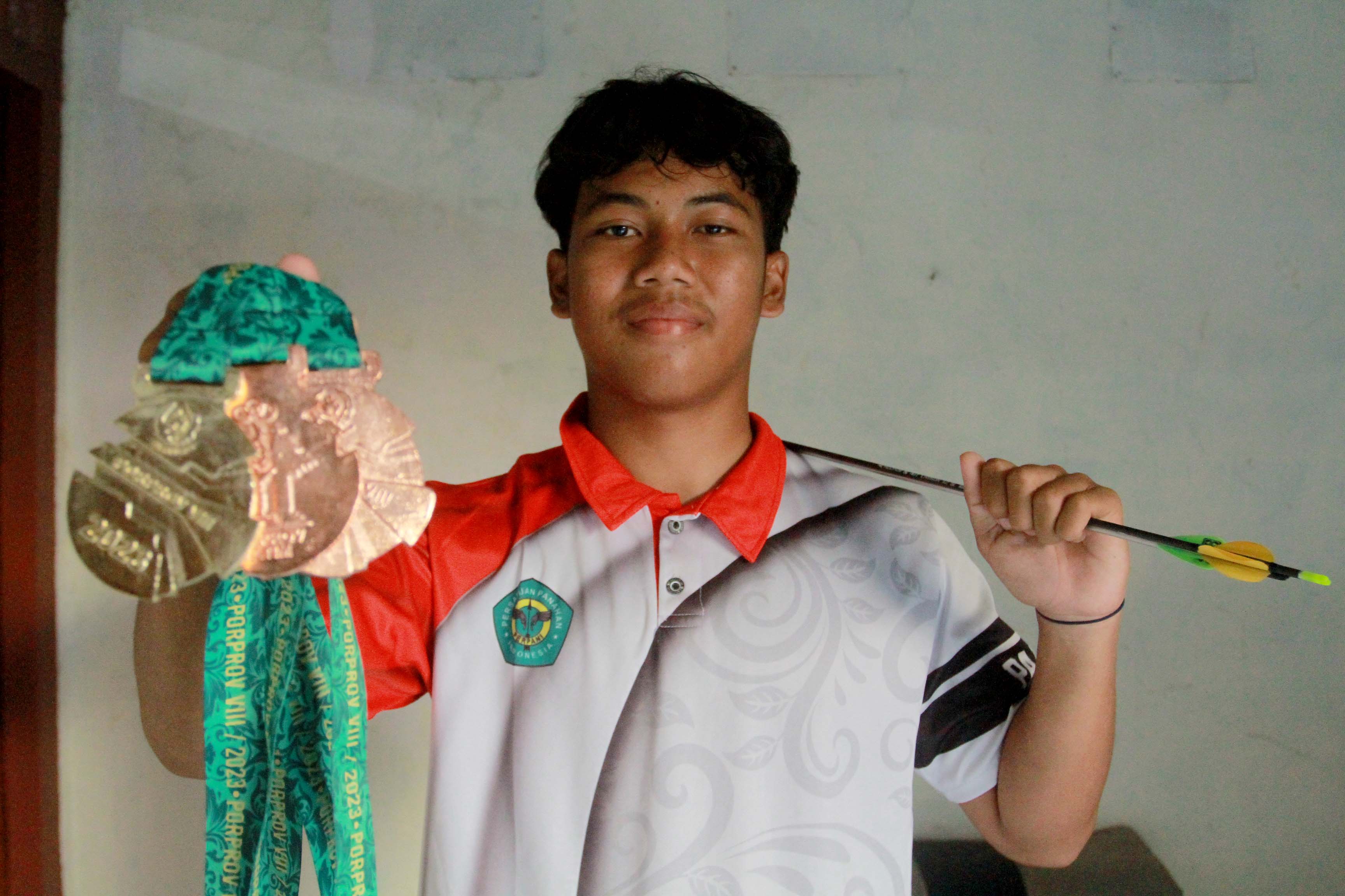 JITU: Fikri Ananda Arianta, peraih tiga medali cabor panahan di Porprov Jatim 2023. (BAGAS BIMANTARA/RADAR MADIUN)