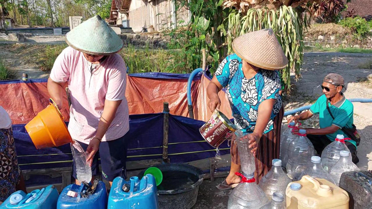 AMBIL DARI SUNGAI: Warga Dusun/Desa Cantel, Kecamatan Pitu, rela mengambil air sungai yang berbau saat bantuan air bersih habis.&nbsp;(ASEP SYAEFUL BACHRI/JAWA POS RADAR NGAWI)
