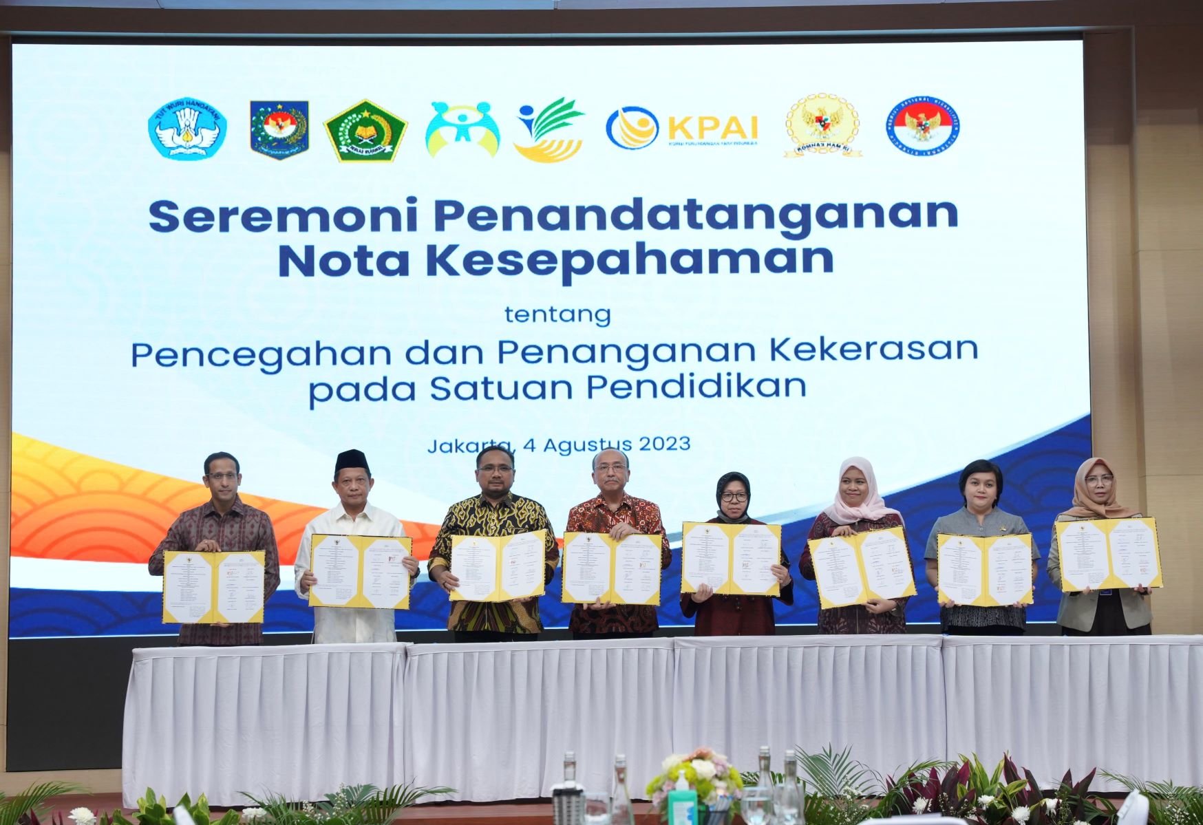 SEPAKAT: Penandatanganan nota kesepahaman lima kementerian dan tiga lembaga tentang Pencegahan dan Penanganan Kekerasan di Lingkungan Satuan Pendidikan, 4 Agustus lalu. (ISTIMEWA)