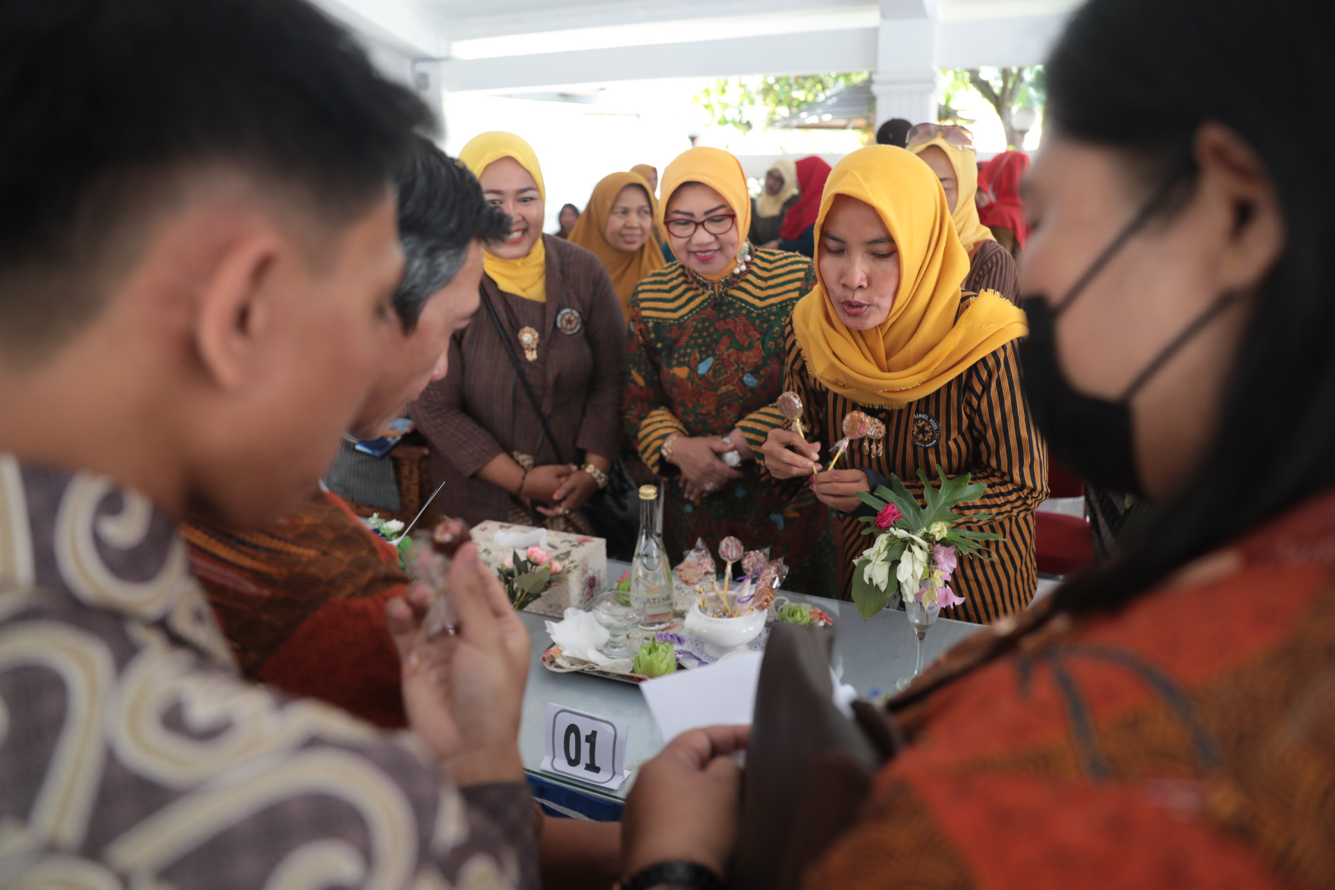UNIK: Ketua TP PKK Kota Madiun Yuni Setyawati meninjau stan pameran kreasi permen pecel di rumah dinas wali kota kemarin (25/9).&nbsp;(DISKOMINFO UNTUK RADAR MADIUN)
