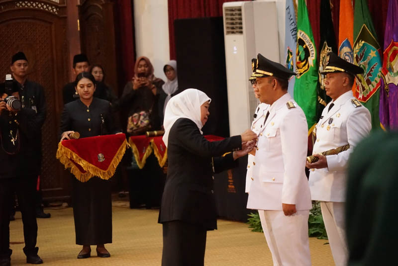 SAH: Gubernur Khofifah Indar Parawansa melantik Sekdakab Hergunadi menjadi Pj Bupati Magetan kemarin. (ISTIMEWA)