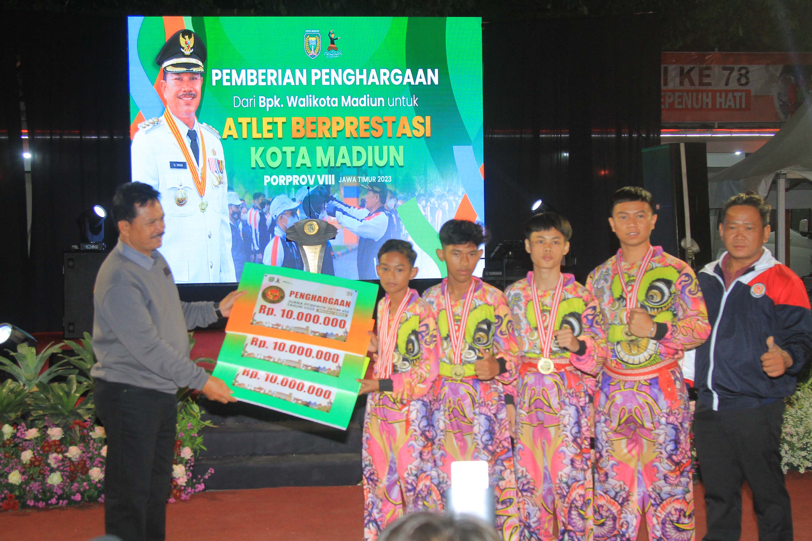 EKSEBISI: Cabor barongsai mendapatkan reward dari wali kota Maidi atas perolehan tiga medali emasnya di Porprov Jatim 2023. (BAGAS BIMANTARA/RADAR MADIUN)
