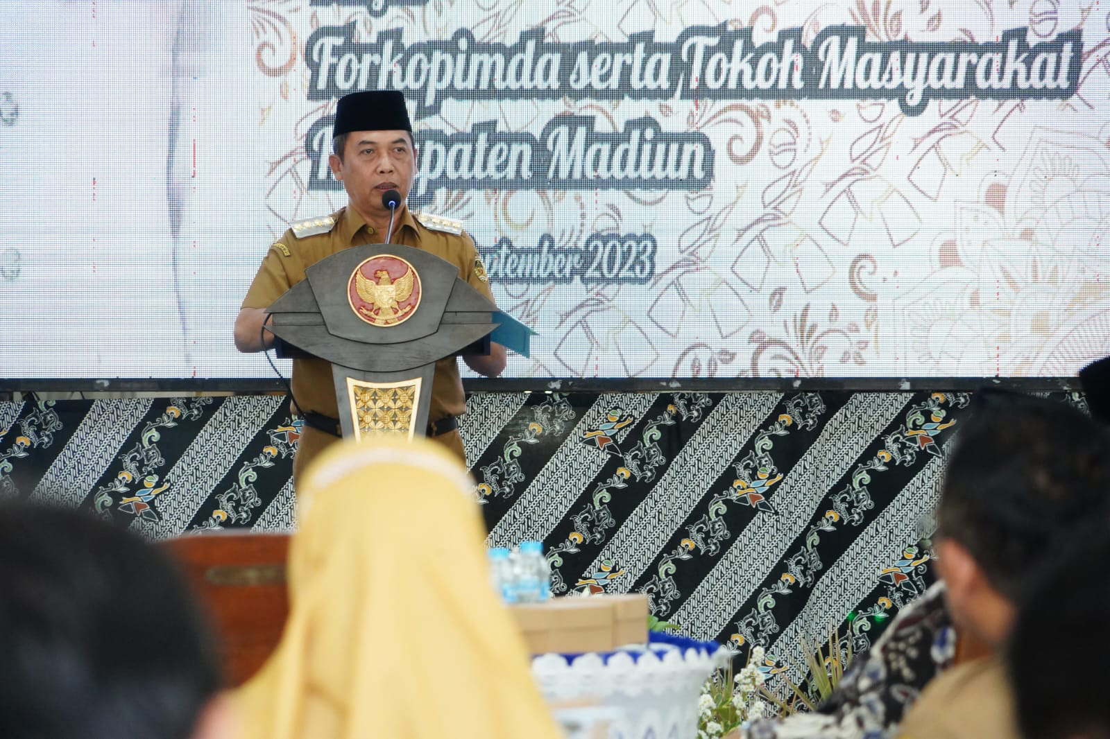KHIDMAT: Tontro Pahlawanto memimpin apel pada hari pertama menjabat sebagai Pj Bupati Madiun di kantor pusat pemerintahan Kabupaten Madiun, Mejayan, kemarin (25/9). (BAGUS RAHADI/RADAR CARUBAN)