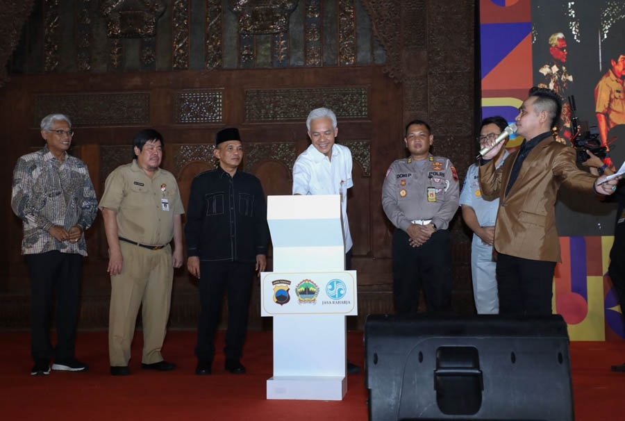 INOVATIF: Ganjar Pranowo saat meluncurkan aplikasi Samsat Badan Usaha Digital Mandiri (Budiman) 19 Juni lalu. (ISTIMEWA)