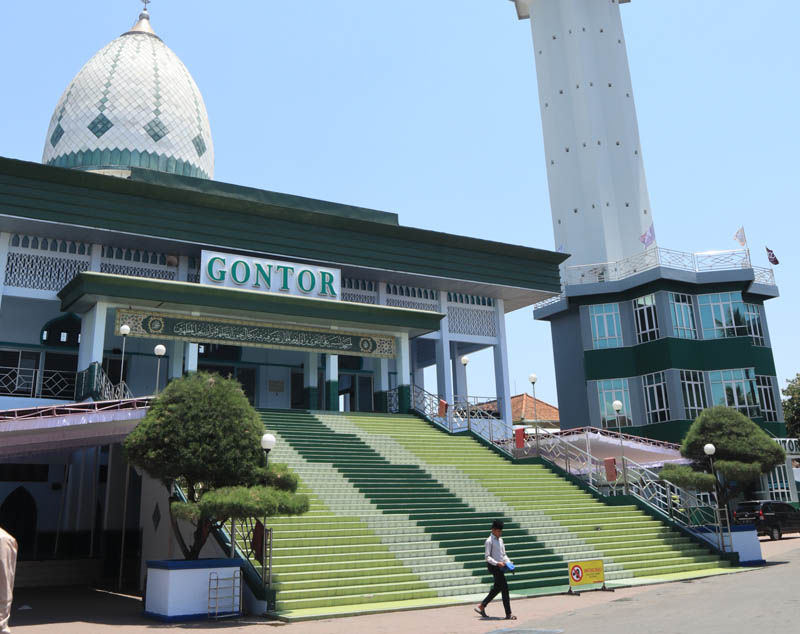 MONUMENTAL: Masjid Pondok Modern Darusalam Gontor menjadi salah satu saksi sejarah lahirnya cendekiawan dan ulama didikan PMDG. (SUGENG DWI N./JAWA POS RADAR PONOROGO)