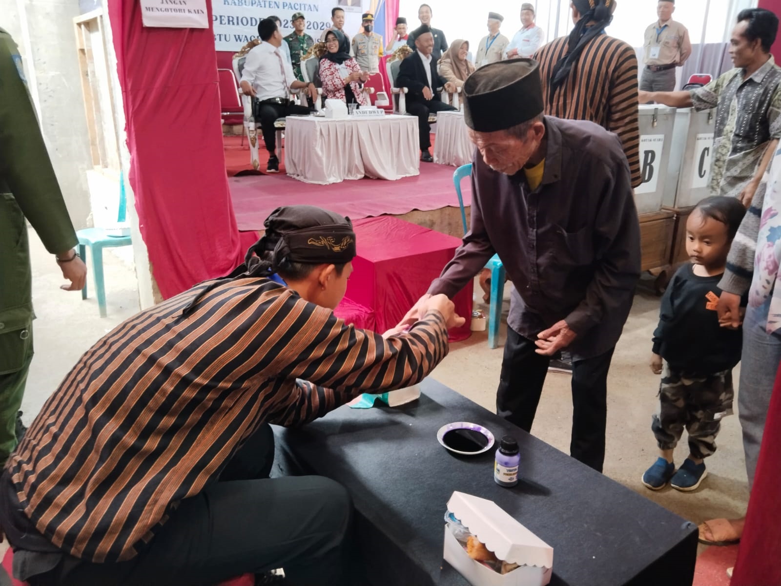 PESTA DEMOKRASI DESA: Pelaksanaan pilkades serentak salah satu desa di Pacitan beberapa waktu lalu.&nbsp;(DOKUMEN RADAR PACITAN)