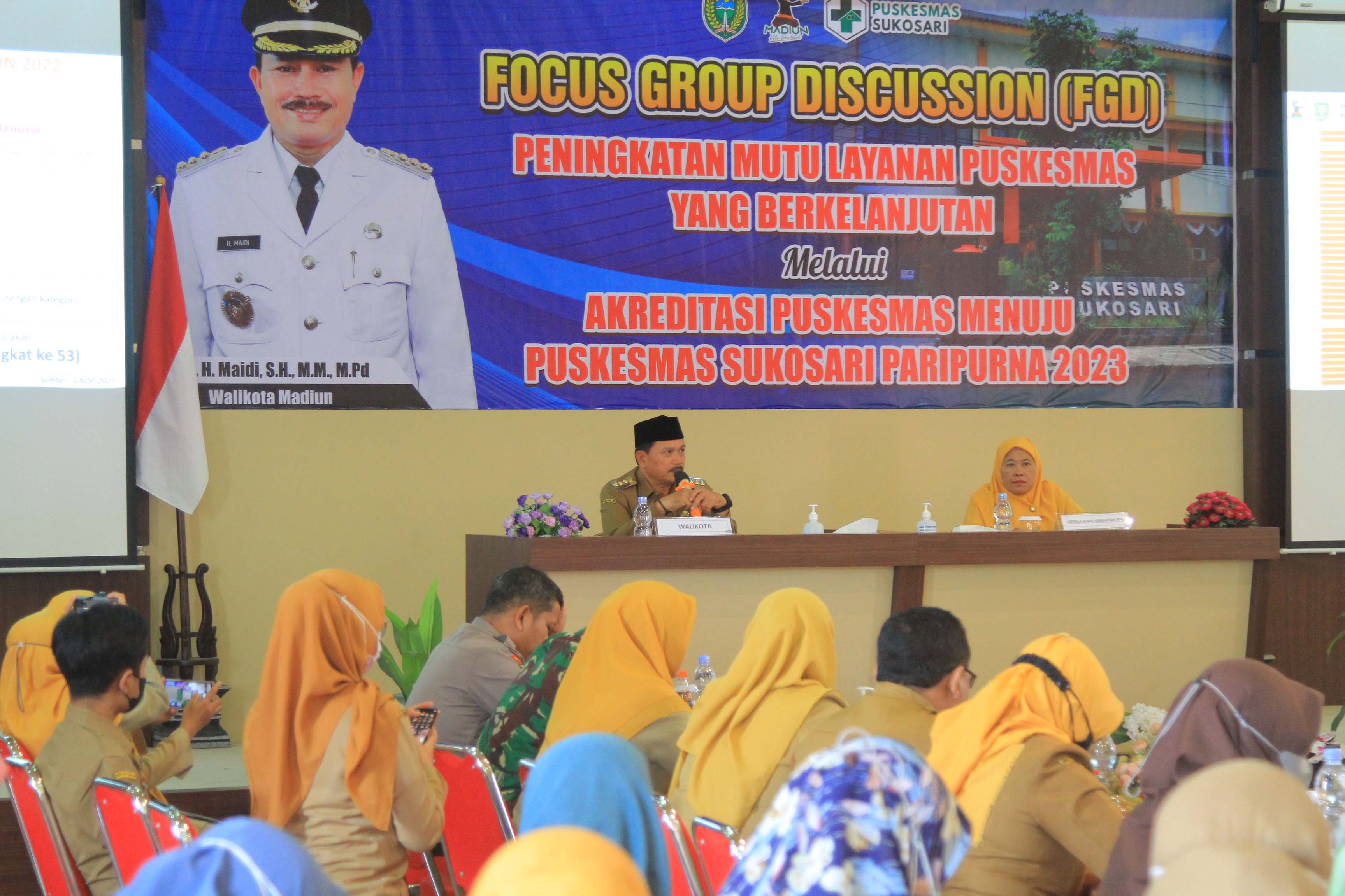 MENUJU PARIPURNA: Wali Kota Madiun Maidi dan Kadinkes-PPKB dr Denik Wuryani dalam forum group discussion (FGD) reakreditasi Puskesmas Sukosari kemarin (26/9). (BAGAS BIMANTARA/RADAR MADIUN)
