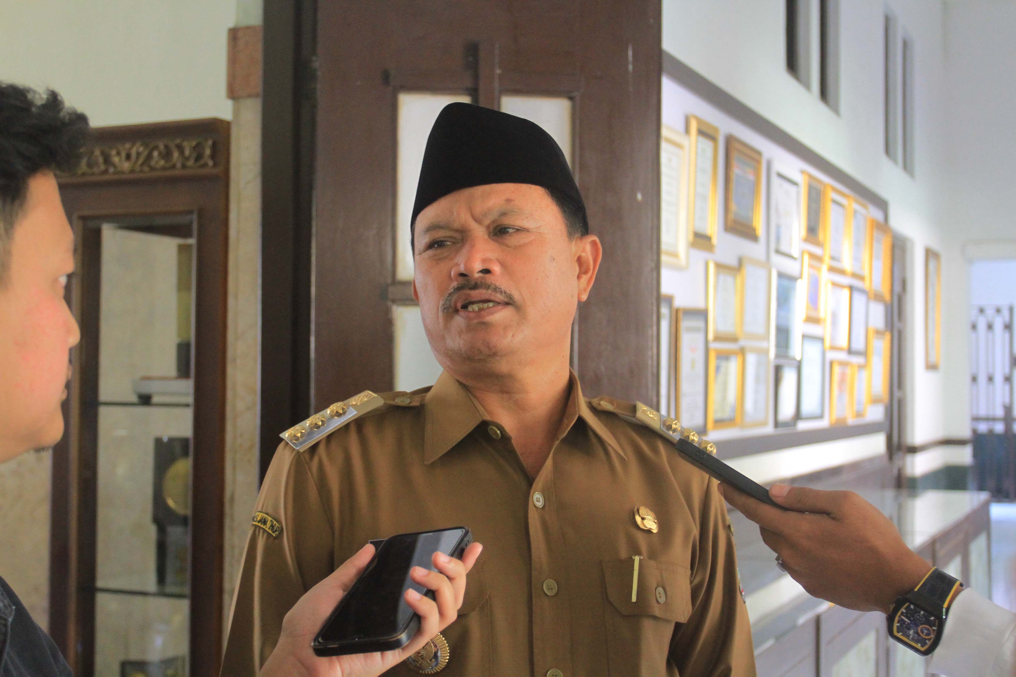 DULU RIVAL: Wali Kota Madiun Maidi memberikan penjelasan kepada awak media terkait kabar kedekatannya dengan Harryadin Mahardika.&nbsp;(BAGAS BIMANTARA/RADAR MADIUN)