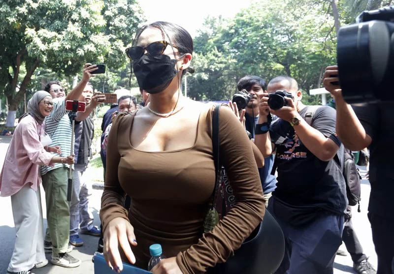Fransiska Candra Novitasari atau Siskaeee menyapa awak media saat memenuhi panggilan Polda Metro Jaya, Senin (25/9/2023). (DERY RIDWANSAH/JAWAPOS.COM)