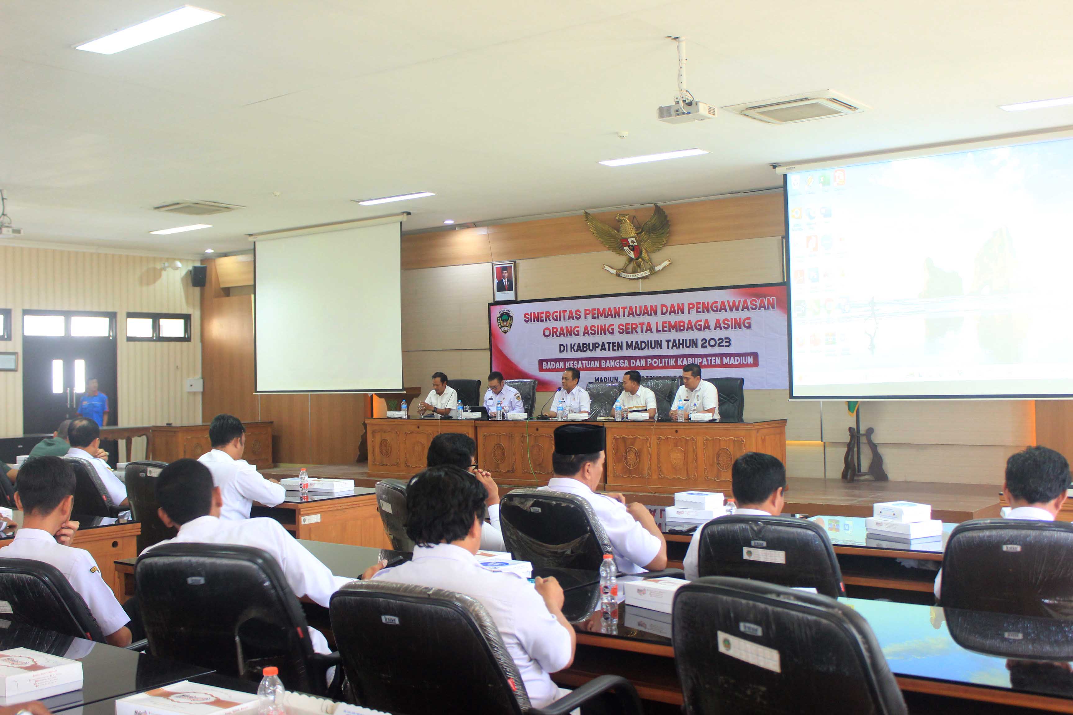 PIMPIN: Kepala Bakesbangpol Mashudi memimpin rakor sinergitas pemantauan dan pengawasan orang asing.&nbsp;(LODITYA FERNANDEZ/RADAR CARUBAN)